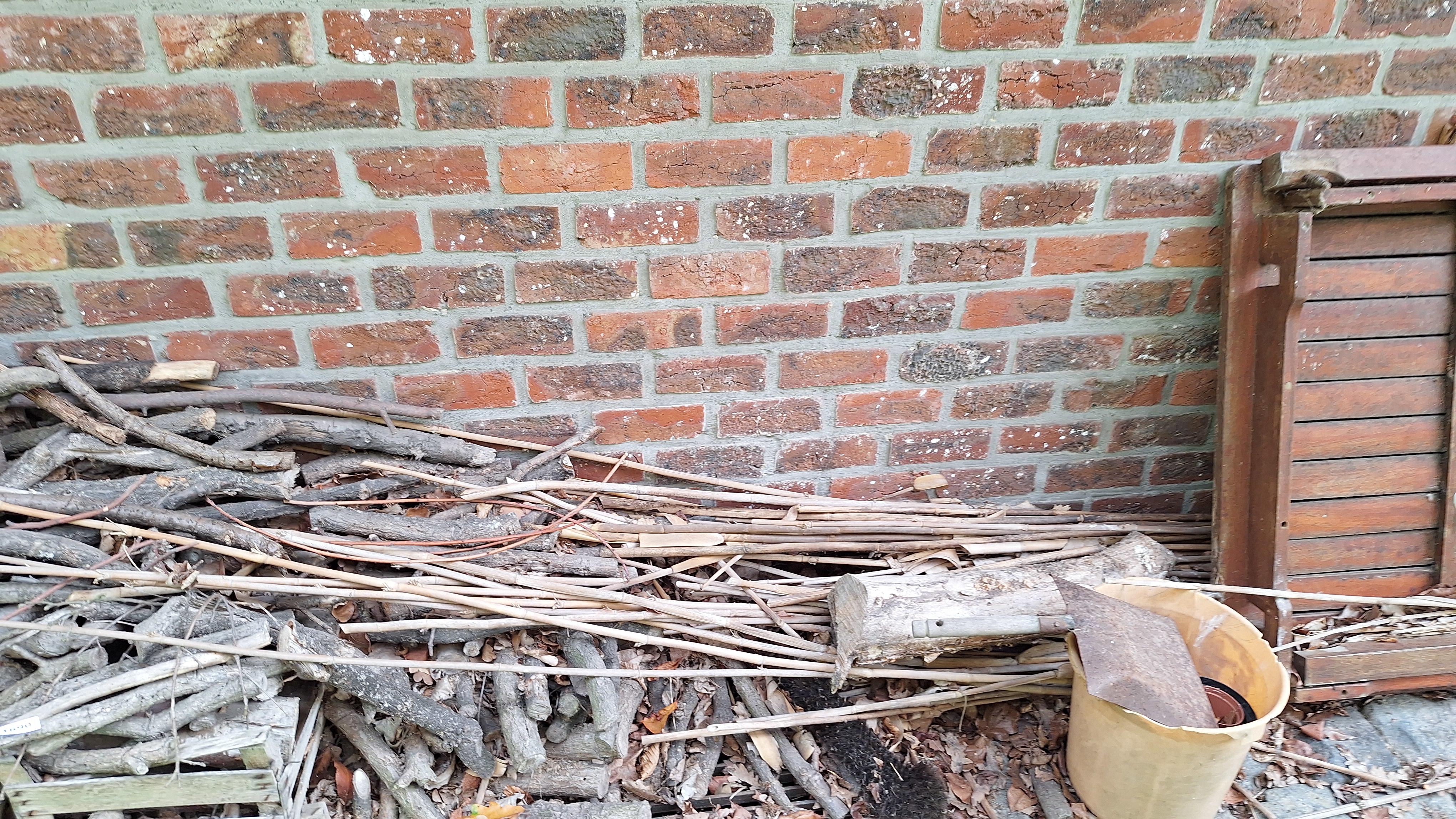 Partij los snoeiafval, takken en houten kistjes – foto 2 – kavel bij Goeiendeal, Houthalen-Helchteren