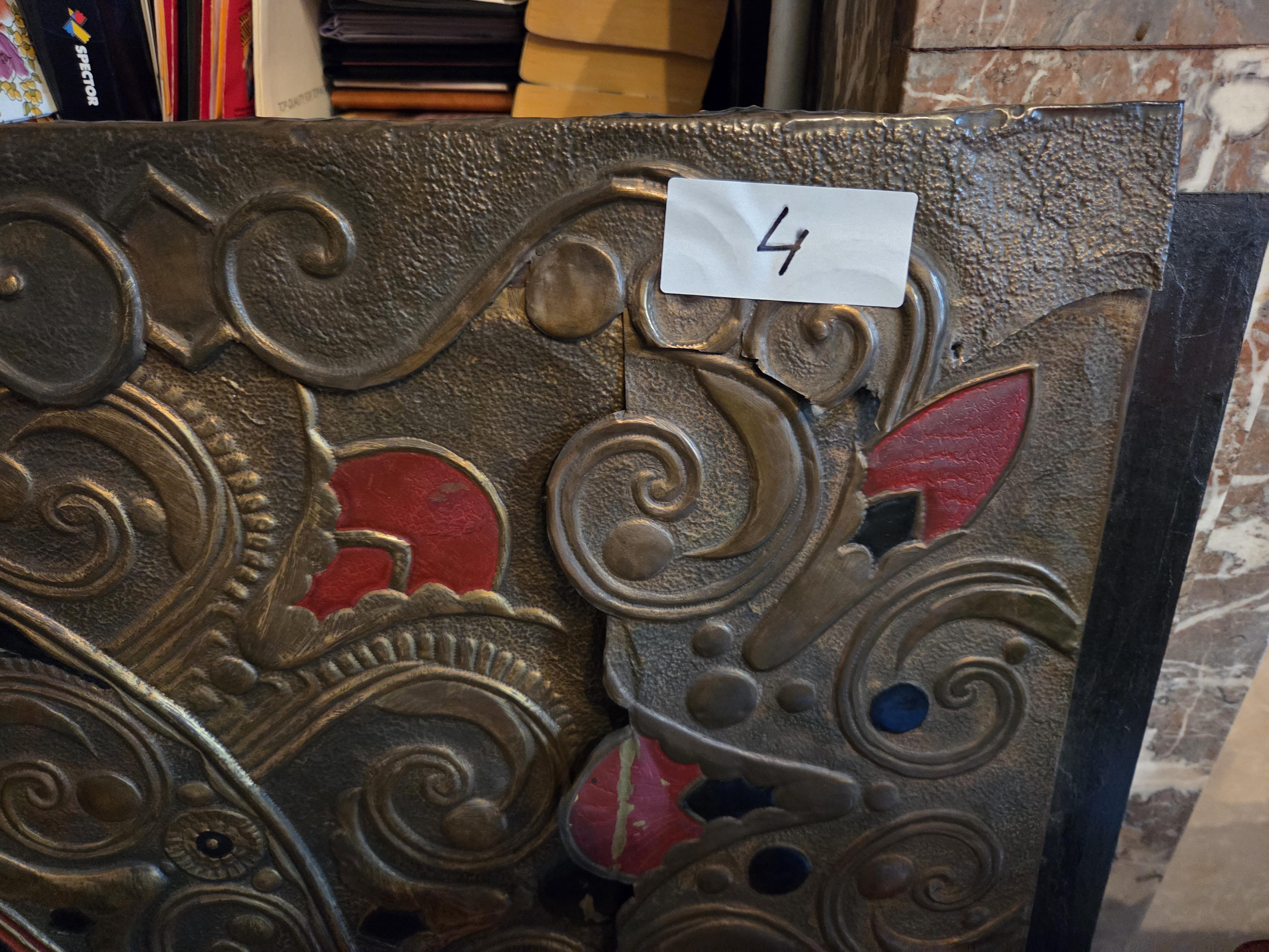 Gedecoreerd Haardplaat met reliëf en centraal een zittend figuur lot 4 – foto 2 – kavel bij Goeiendeal, Jette