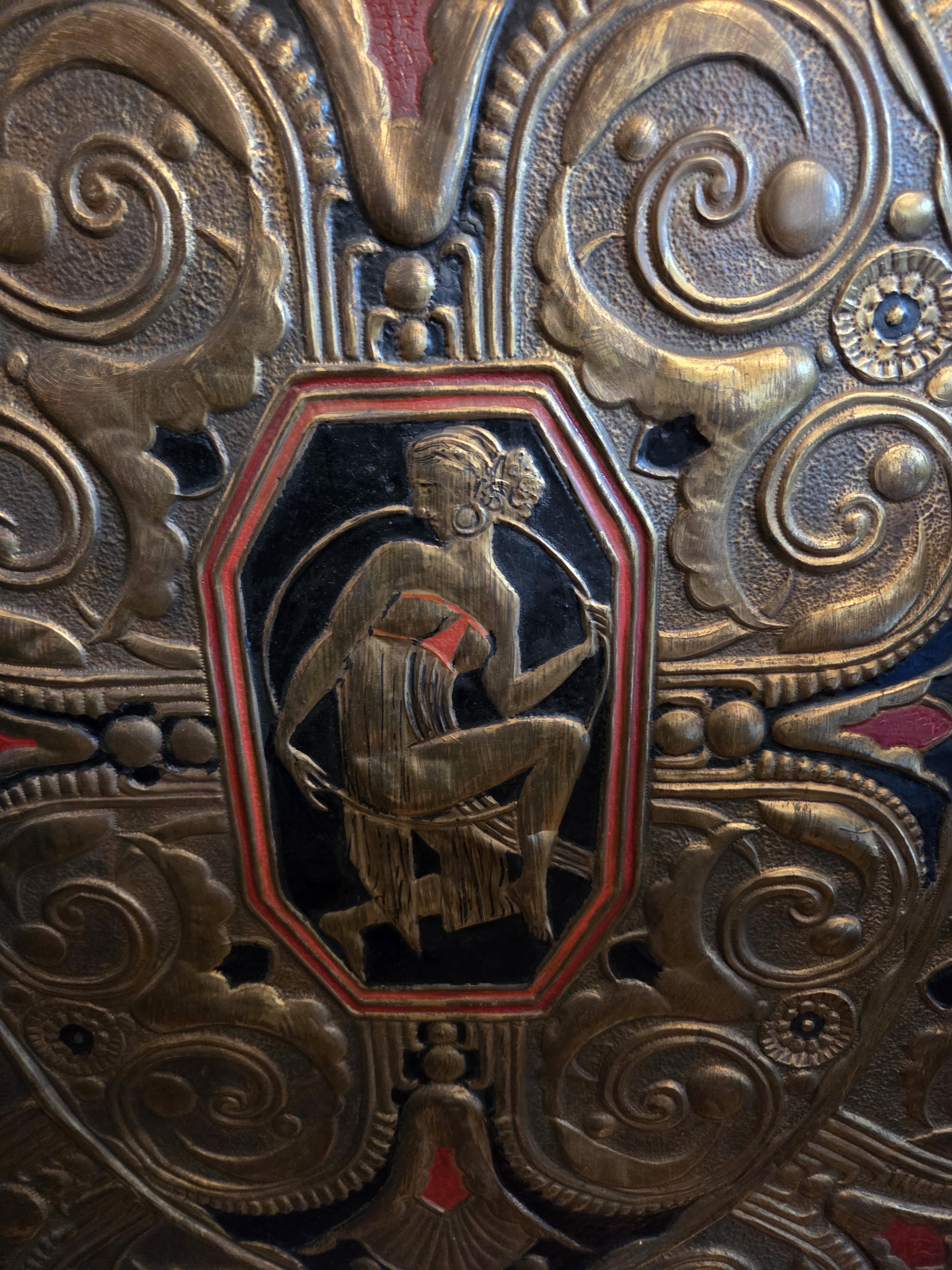 Gedecoreerd Haardplaat met reliëf en centraal een zittend figuur lot 4 – foto 3 – kavel bij Goeiendeal, Jette