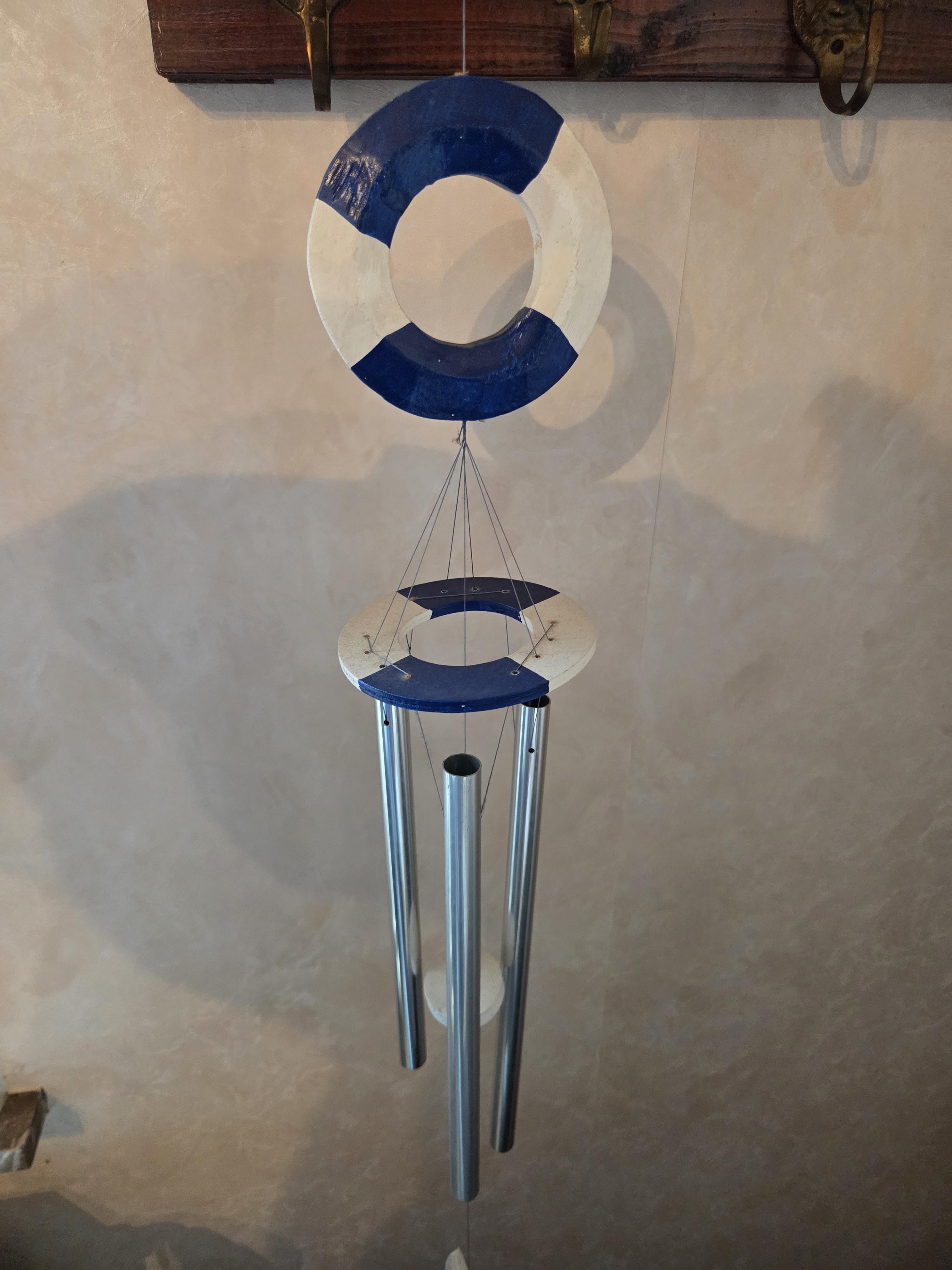 Wandrek met decoratieve spullen waaronder hondenbeeldjes en een vaas lot 6 – foto 2 – kavel bij Goeiendeal, Jette