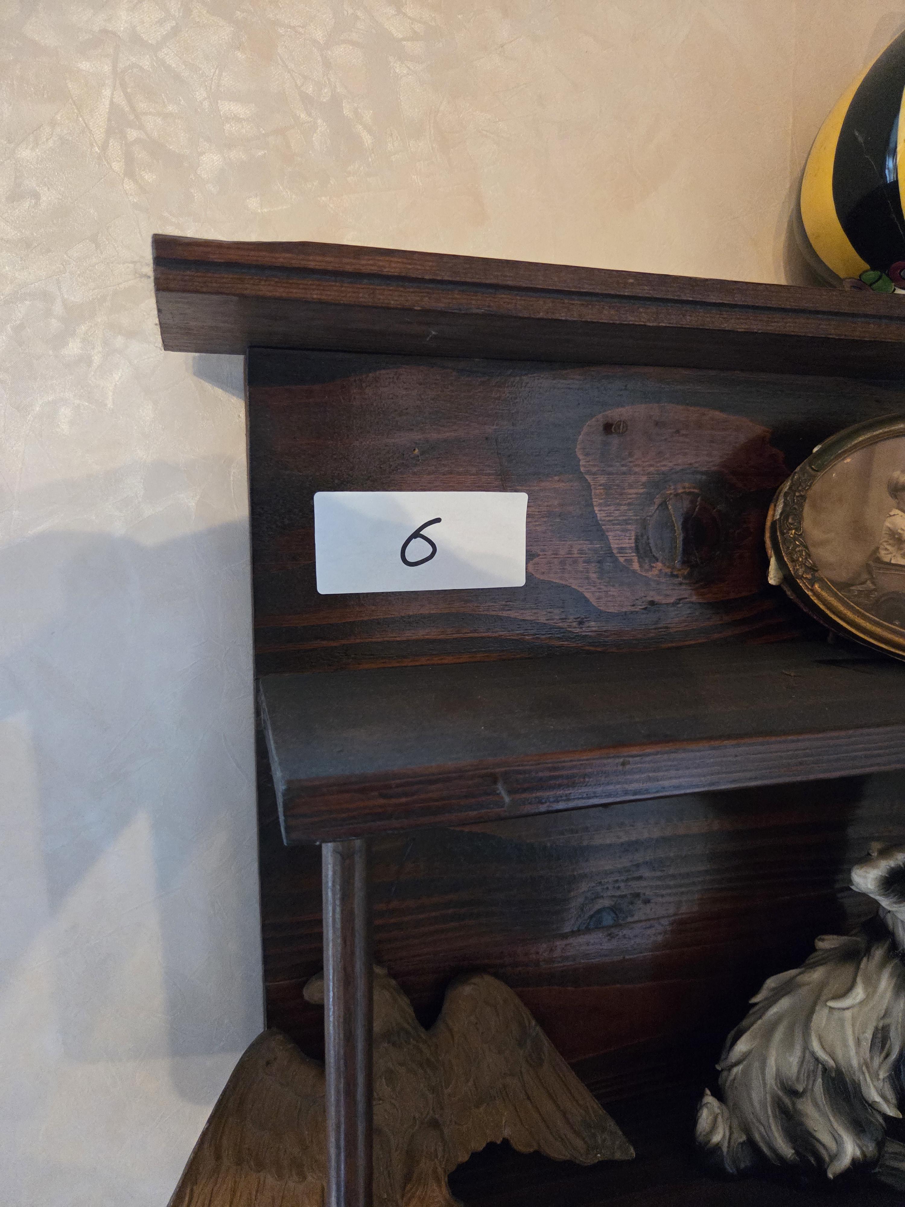 Wandrek met decoratieve spullen waaronder hondenbeeldjes en een vaas lot 6 – foto 3 – kavel bij Goeiendeal, Jette