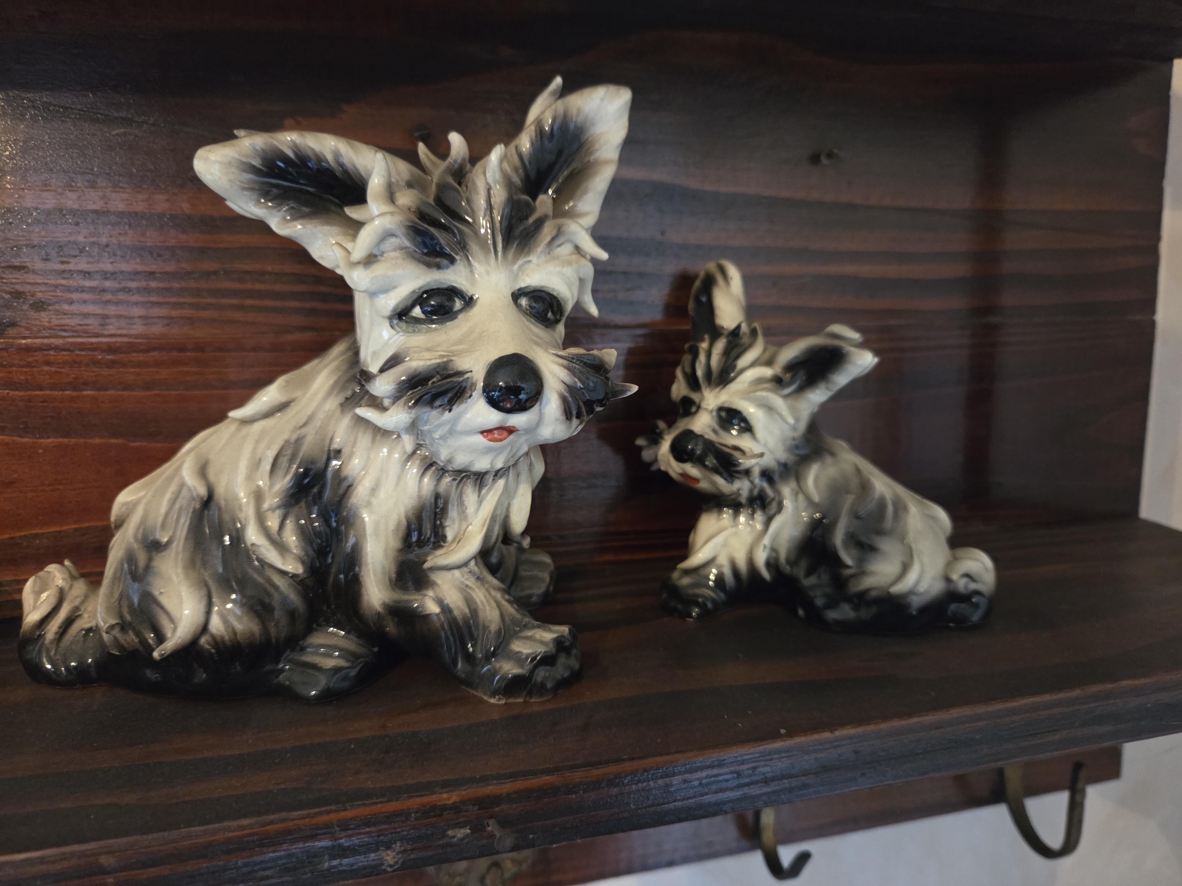 Wandrek met decoratieve spullen waaronder hondenbeeldjes en een vaas lot 6 – foto 4 – kavel bij Goeiendeal, Jette