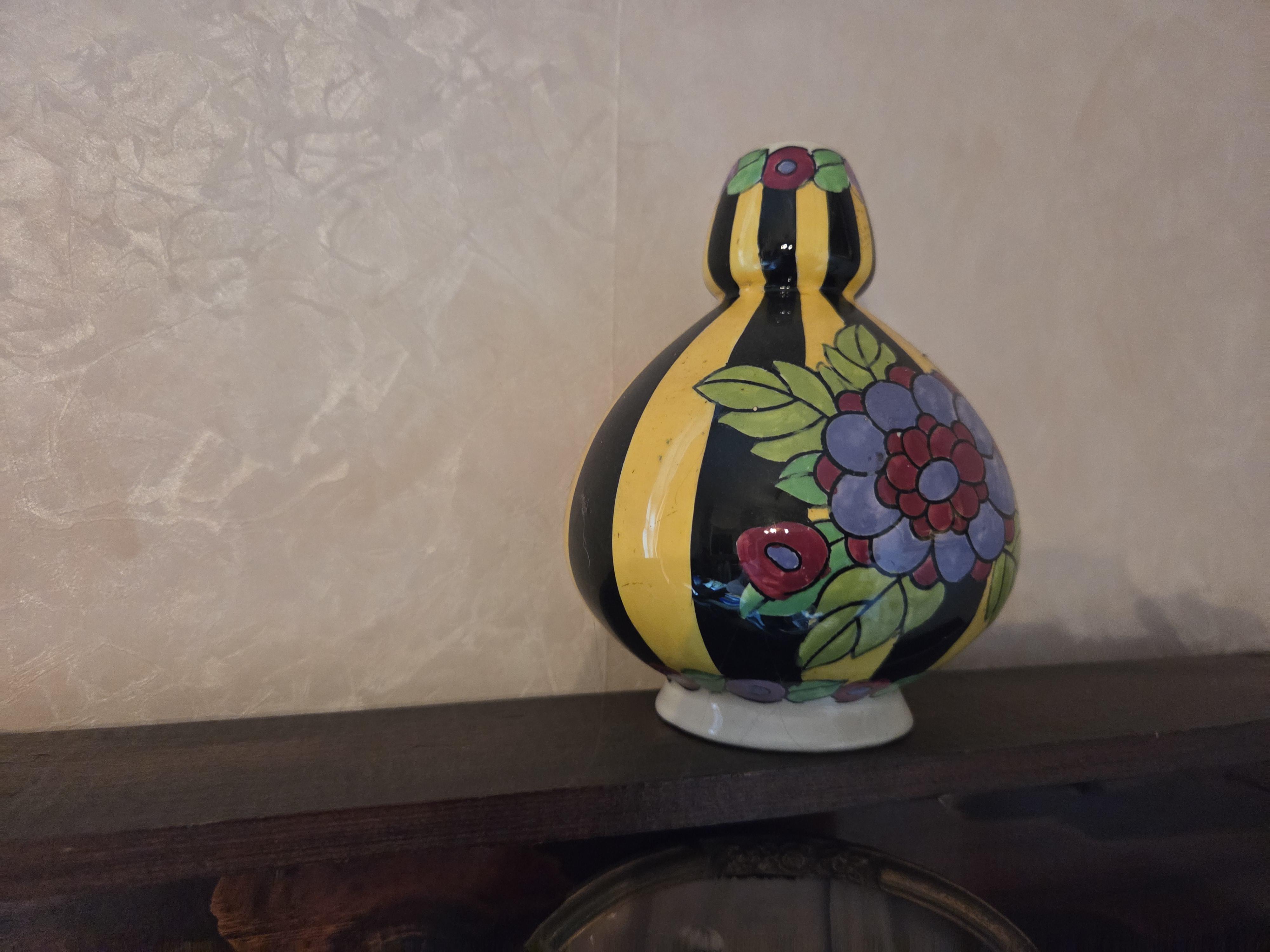 Wandrek met decoratieve spullen waaronder hondenbeeldjes en een vaas lot 6 – foto 5 – kavel bij Goeiendeal, Jette