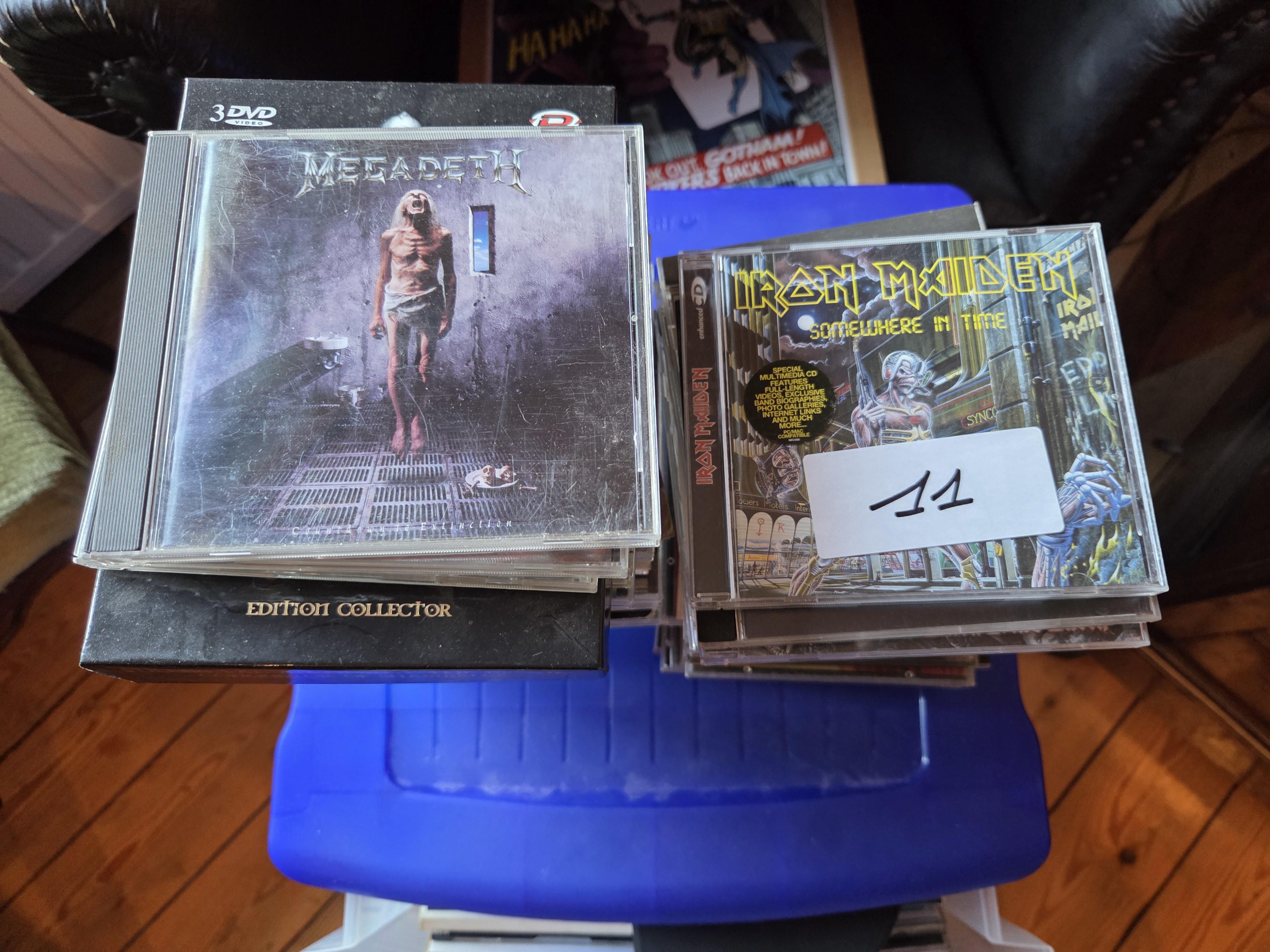 Grote plastic bak gevuld met een verzameling cd's waaronder Iron Maiden en Megadeth lot 11 – foto 2 – kavel bij Goeiendeal, Jette