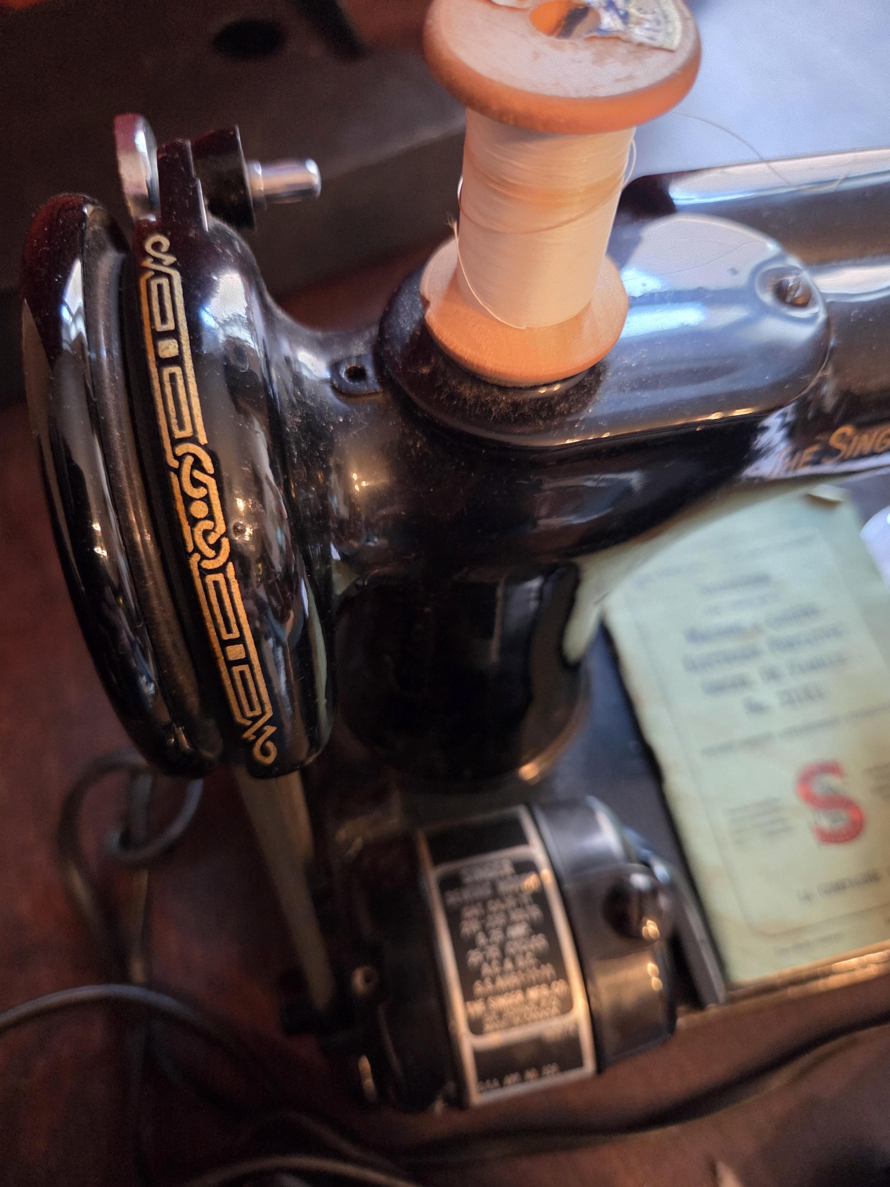 Elektrische naaimachine van The Singer Manufacturing Co., model 221K1 met handleiding en pedalen lot 18 – foto 2 – kavel bij Goeiendeal, Jette