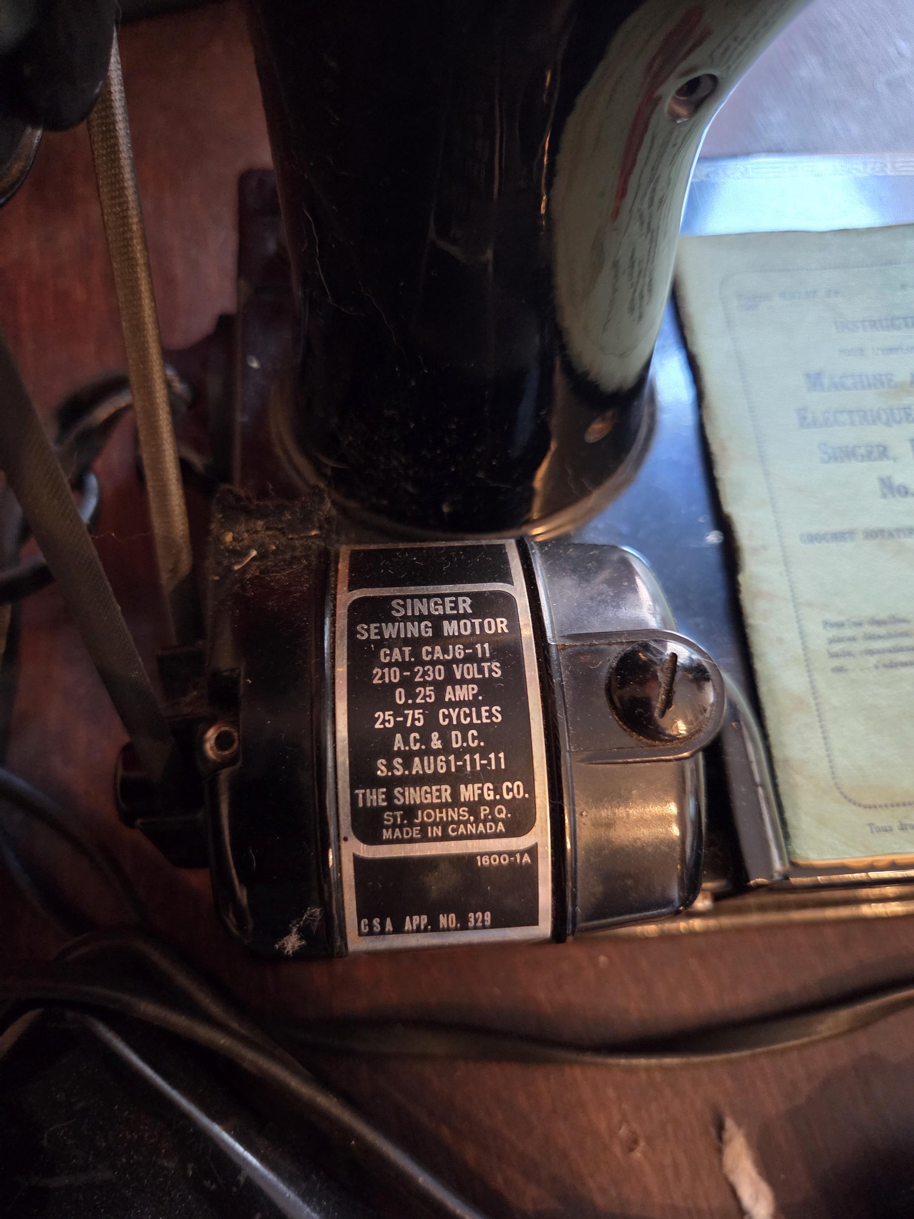 Elektrische naaimachine van The Singer Manufacturing Co., model 221K1 met handleiding en pedalen lot 18 – foto 3 – kavel bij Goeiendeal, Jette