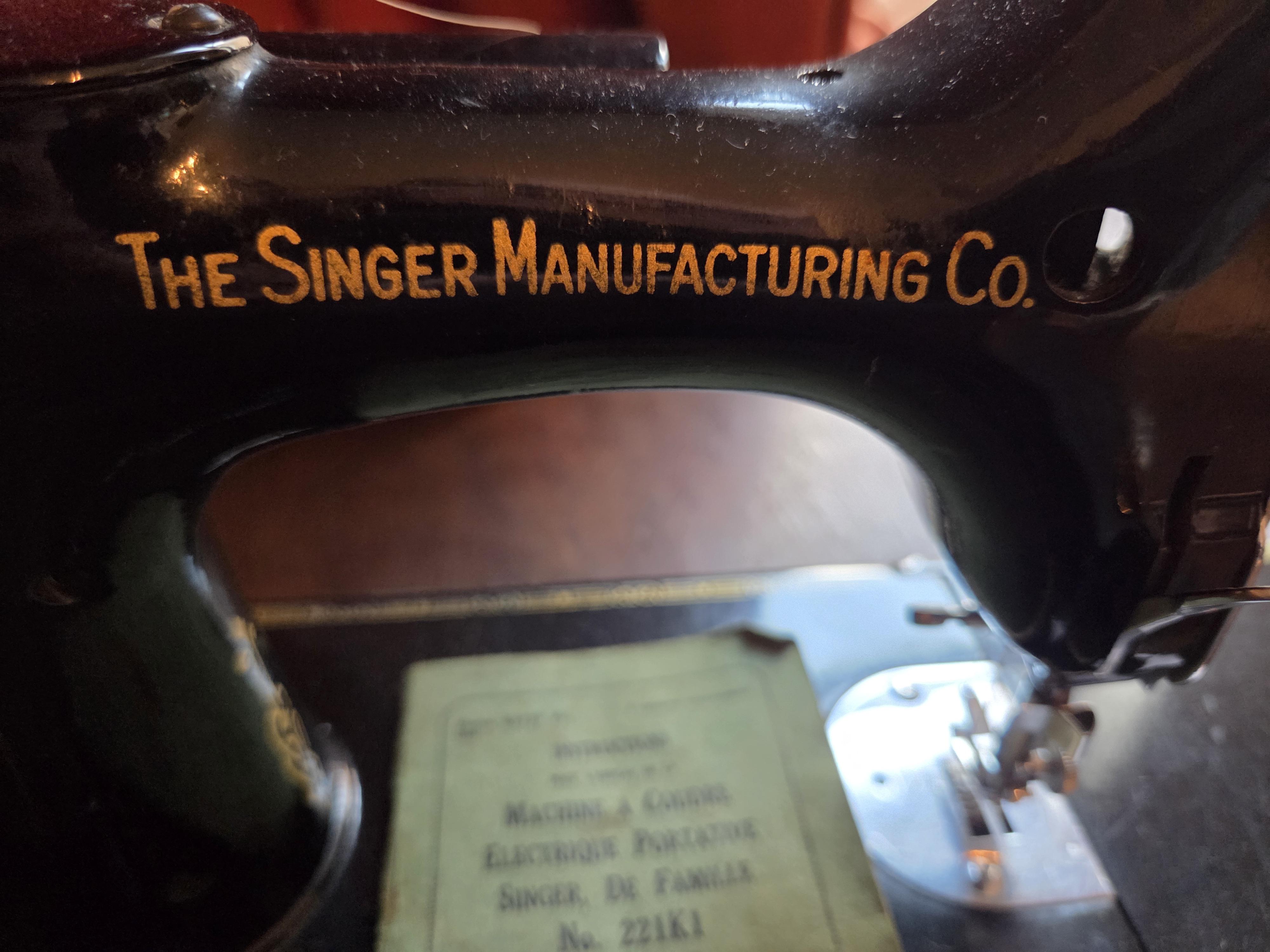 Elektrische naaimachine van The Singer Manufacturing Co., model 221K1 met handleiding en pedalen lot 18 – foto 4 – kavel bij Goeiendeal, Jette