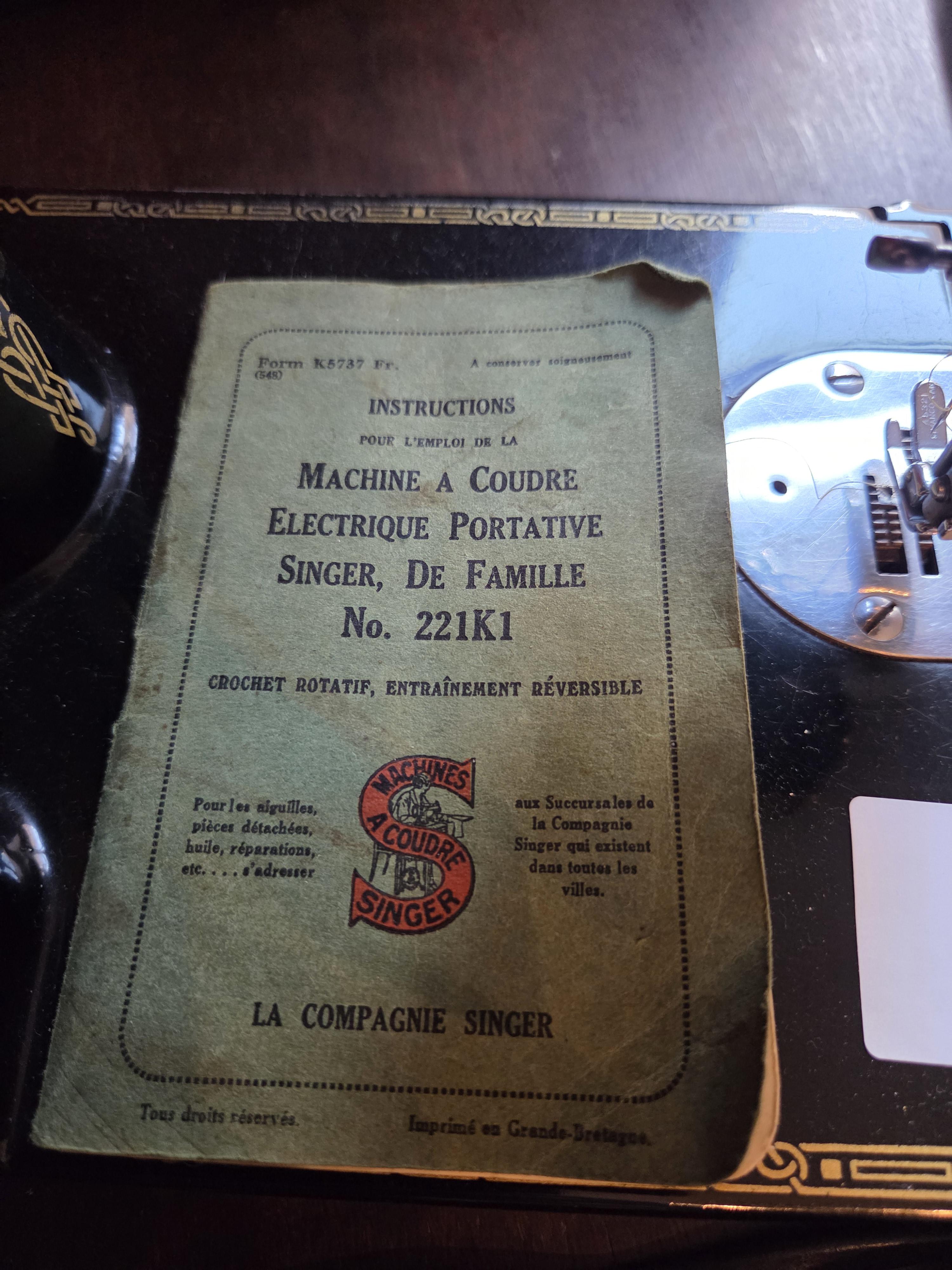 Elektrische naaimachine van The Singer Manufacturing Co., model 221K1 met handleiding en pedalen lot 18 – foto 5 – kavel bij Goeiendeal, Jette