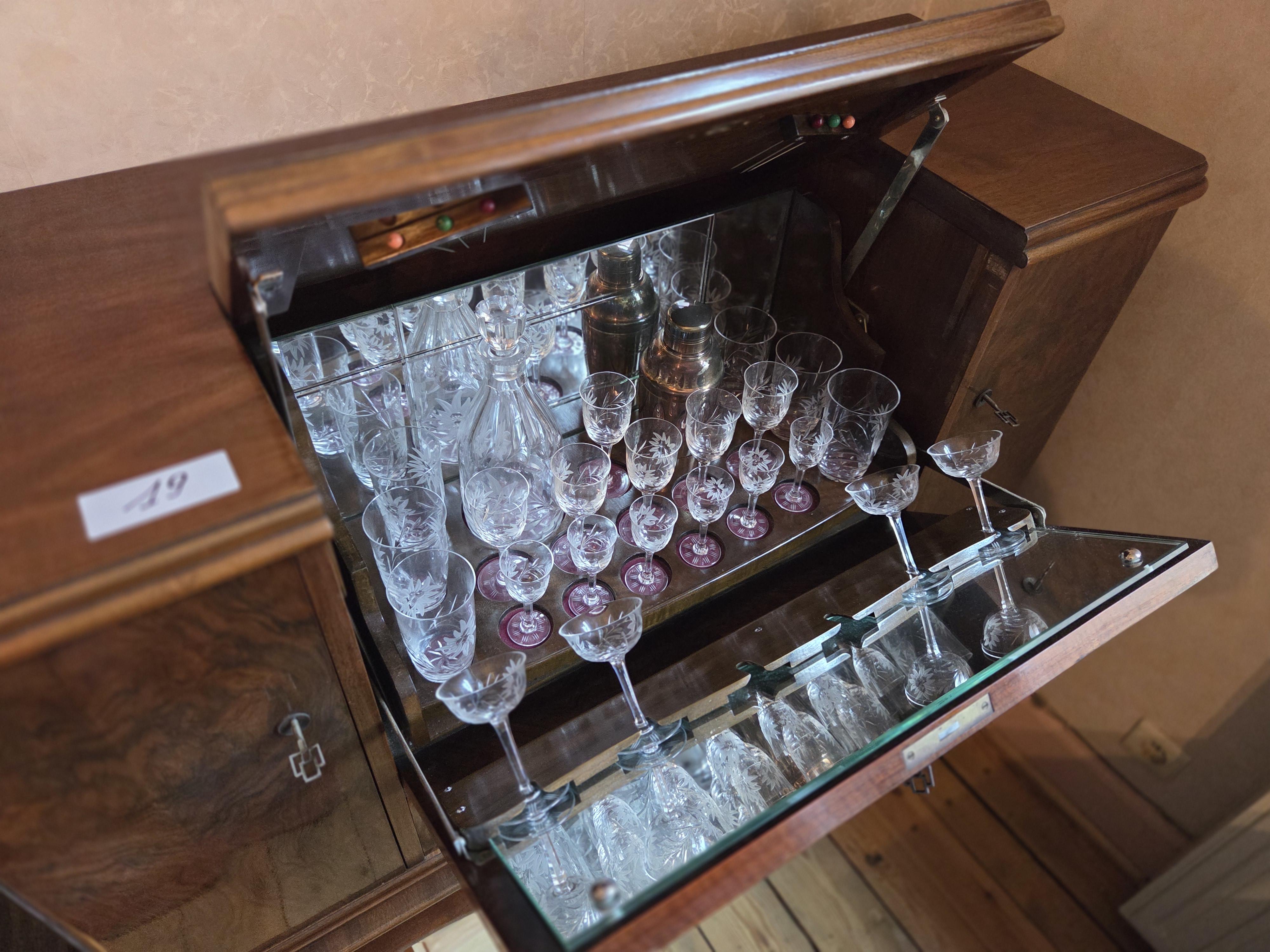 Art Deco Barkast met spiegelinterieur, inclusief uitgebreide set glazen en een karaf lot 19 – foto 7 – kavel bij Goeiendeal, Jette