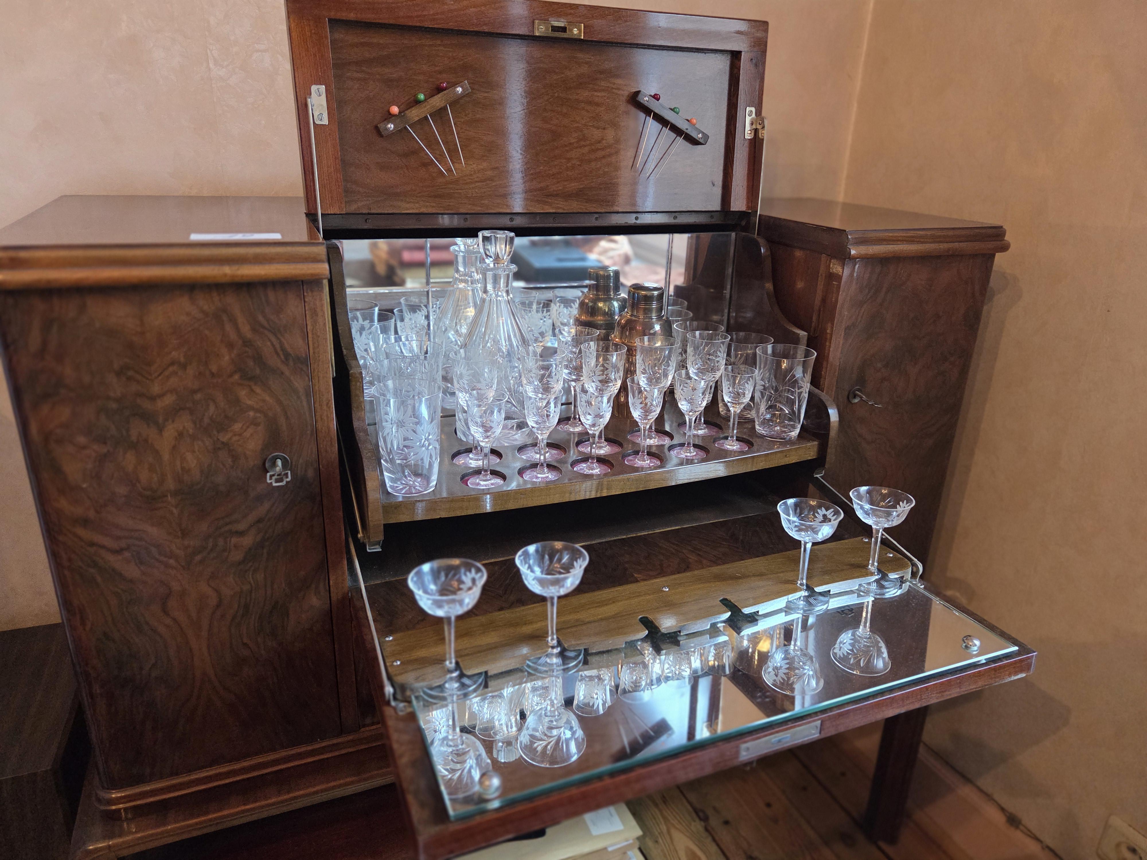Art Deco Barkast met spiegelinterieur, inclusief uitgebreide set glazen en een karaf lot 19 – kavel bij Goeiendeal, Jette