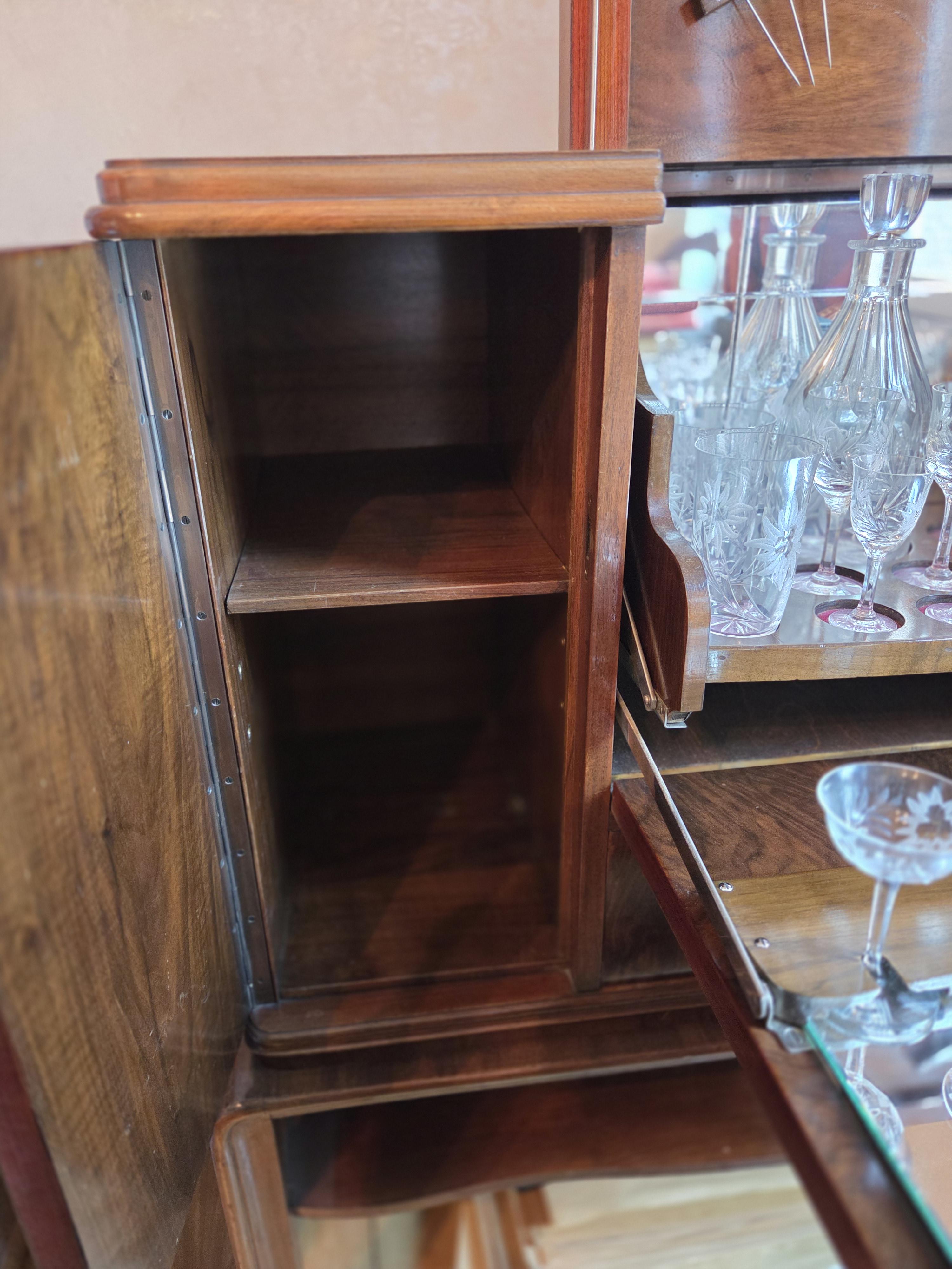 Art Deco Barkast met spiegelinterieur, inclusief uitgebreide set glazen en een karaf lot 19 – foto 2 – kavel bij Goeiendeal, Jette