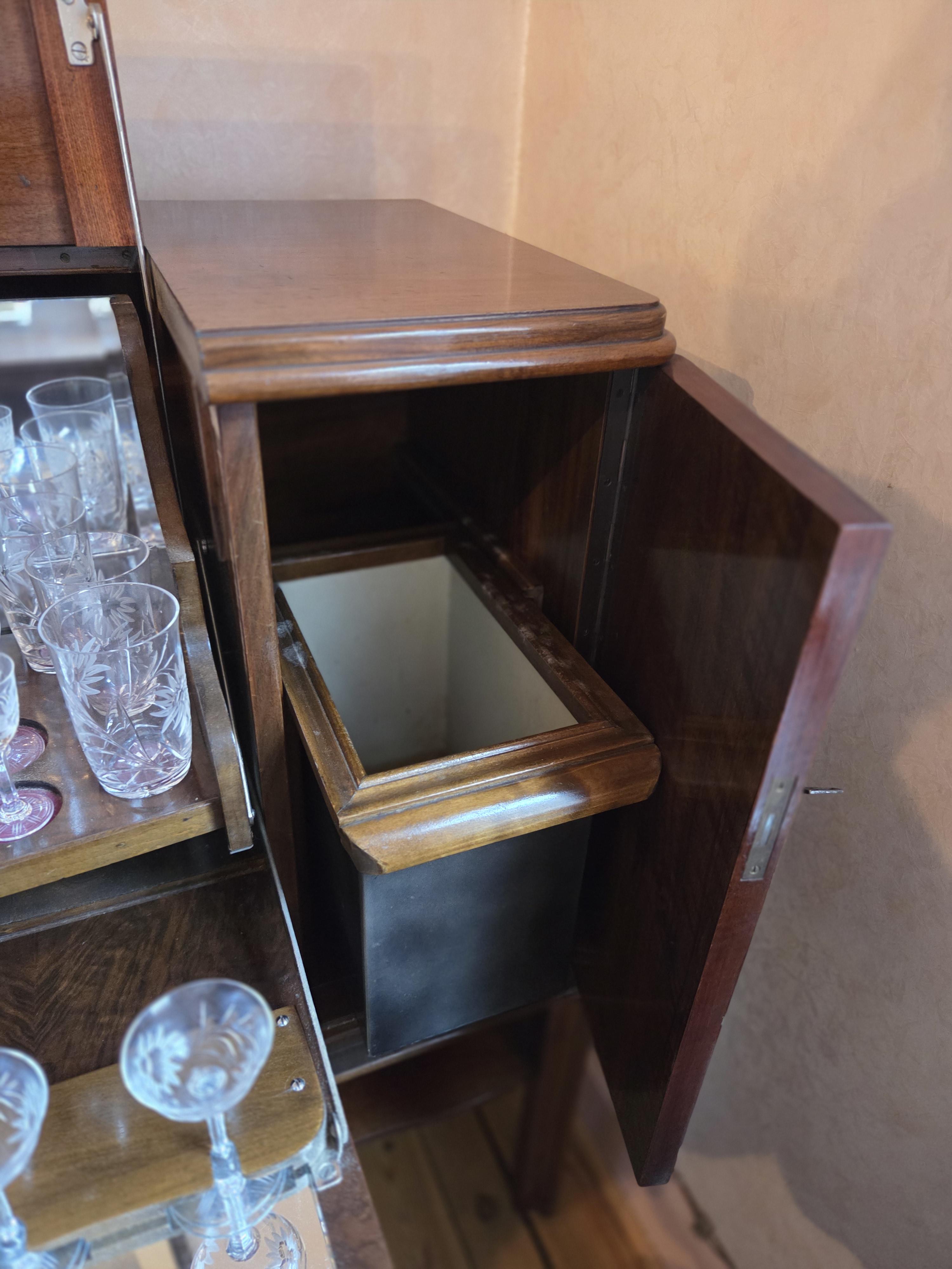 Art Deco Barkast met spiegelinterieur, inclusief uitgebreide set glazen en een karaf lot 19 – foto 3 – kavel bij Goeiendeal, Jette