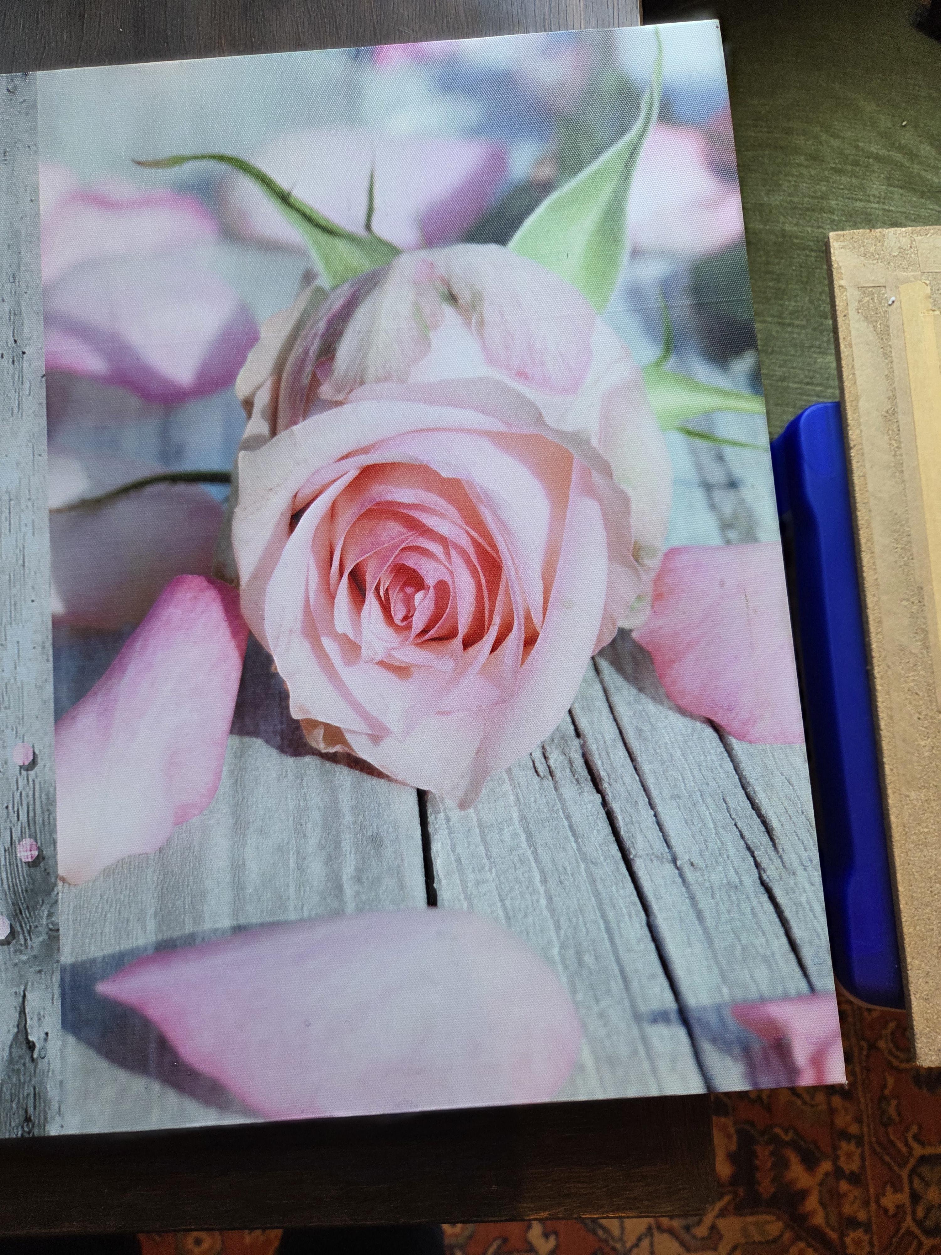 Set van twee wanddecoraties bestaande uit een fotolijst en een canvaspaneel met rozenprint lot 22 – foto 4 – kavel bij Goeiendeal, Jette