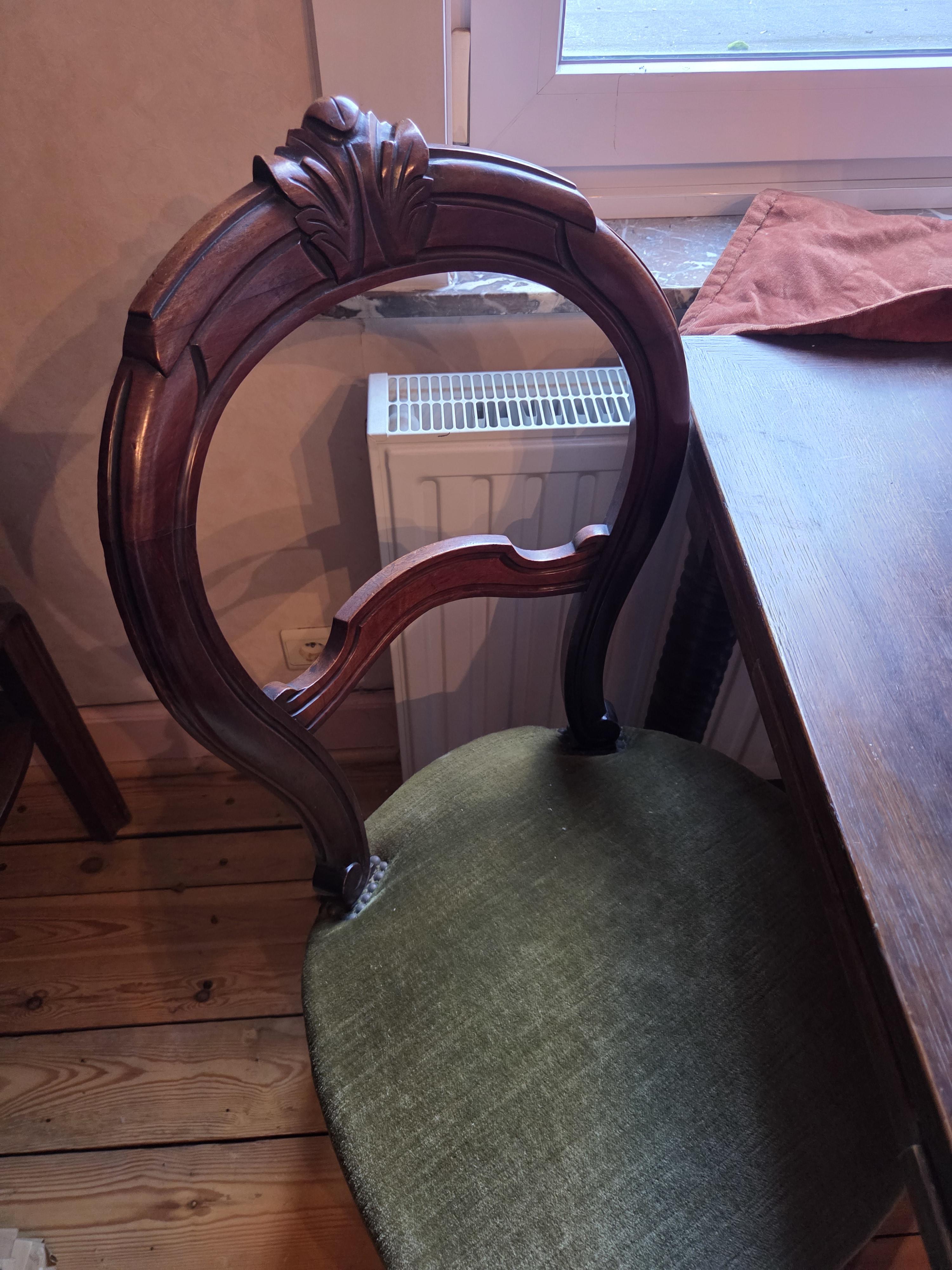 Vierkante uitklapbare eettafel met getordeerde poten en twee bijbehorende stoelen met groene zitting lot 23 – foto 2 – kavel bij Goeiendeal, Jette
