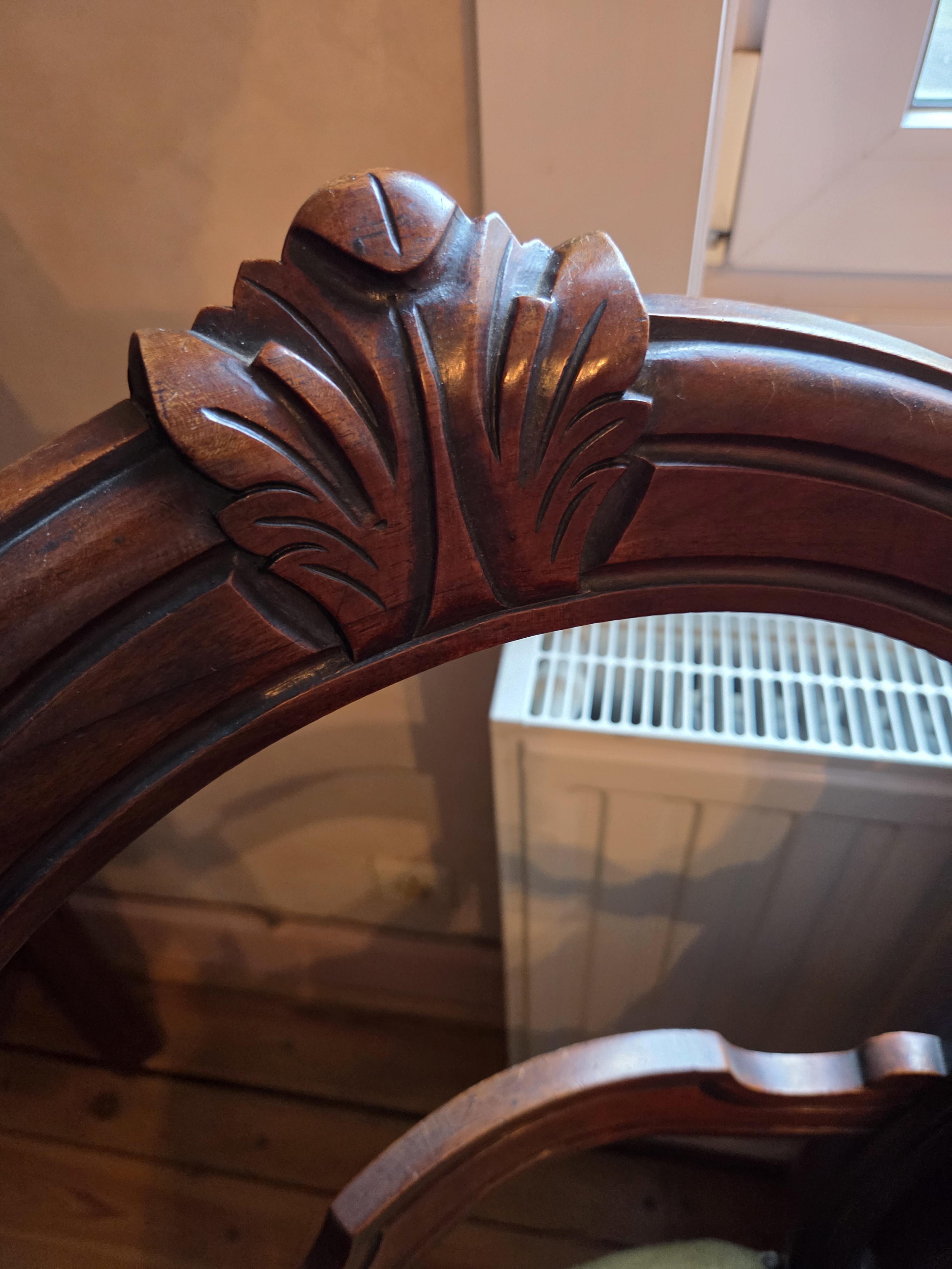 Vierkante uitklapbare eettafel met getordeerde poten en twee bijbehorende stoelen met groene zitting lot 23 – foto 3 – kavel bij Goeiendeal, Jette