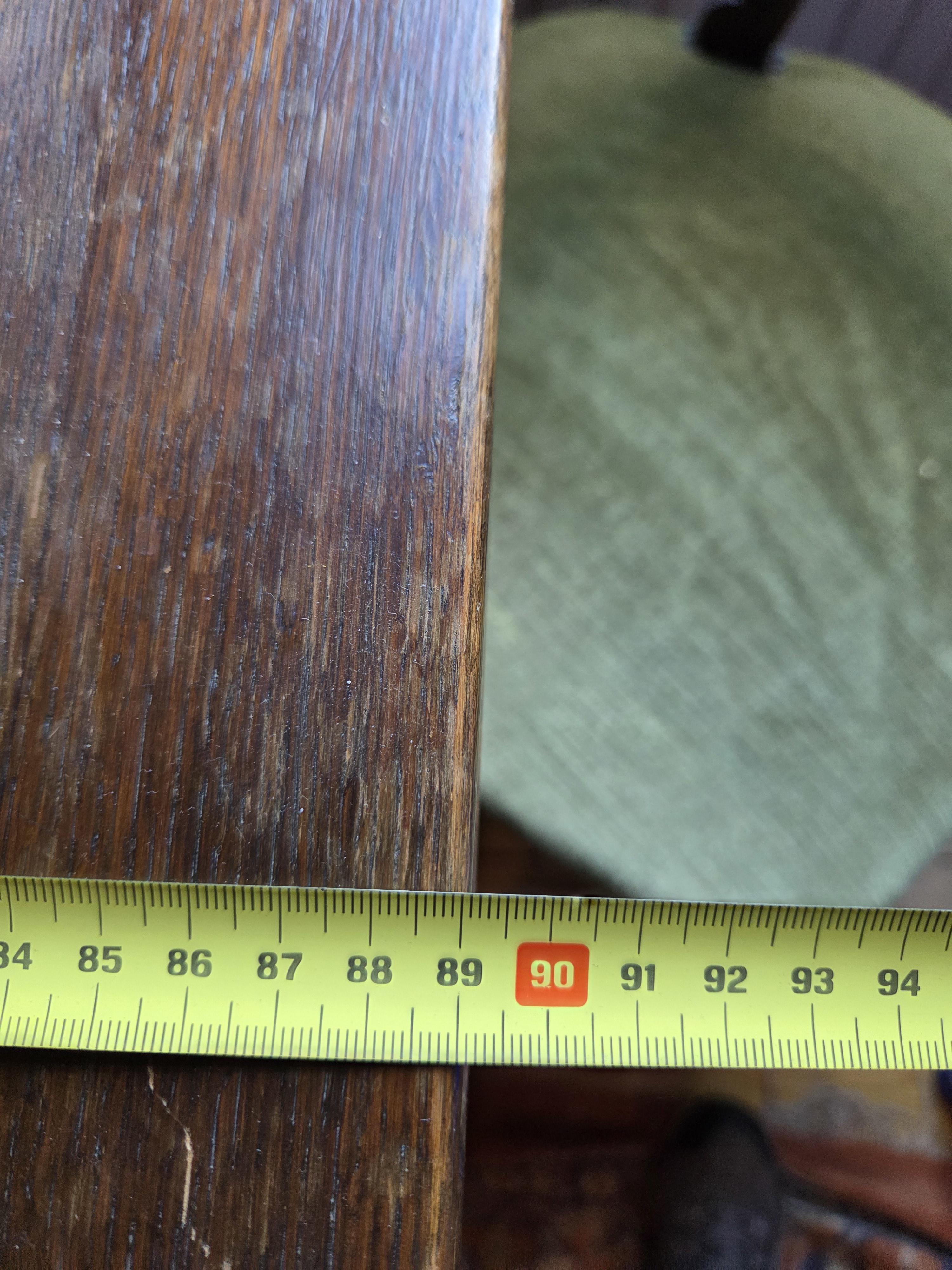 Vierkante uitklapbare eettafel met getordeerde poten en twee bijbehorende stoelen met groene zitting lot 23 – foto 4 – kavel bij Goeiendeal, Jette