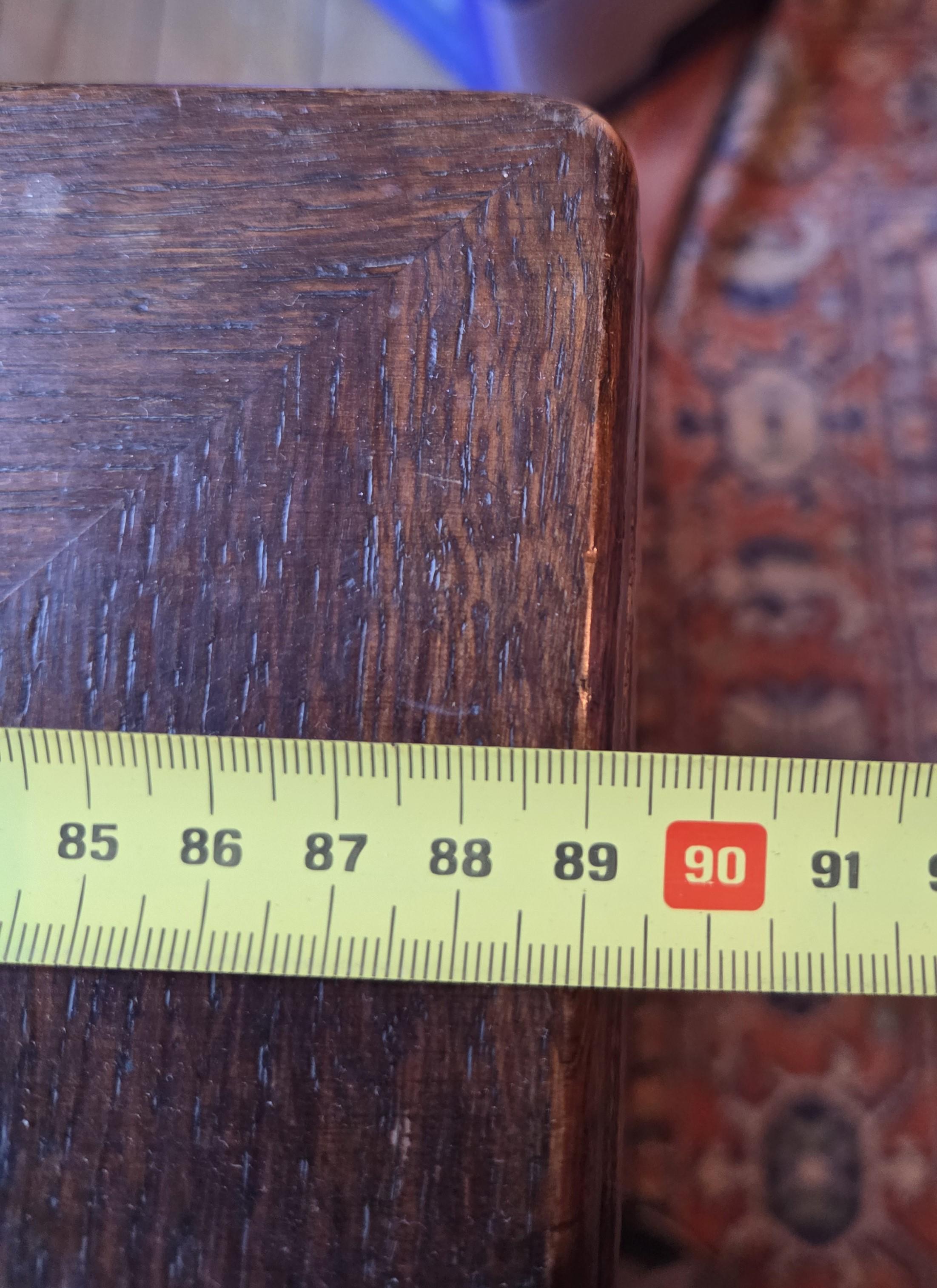 Vierkante uitklapbare eettafel met getordeerde poten en twee bijbehorende stoelen met groene zitting lot 23 – foto 5 – kavel bij Goeiendeal, Jette