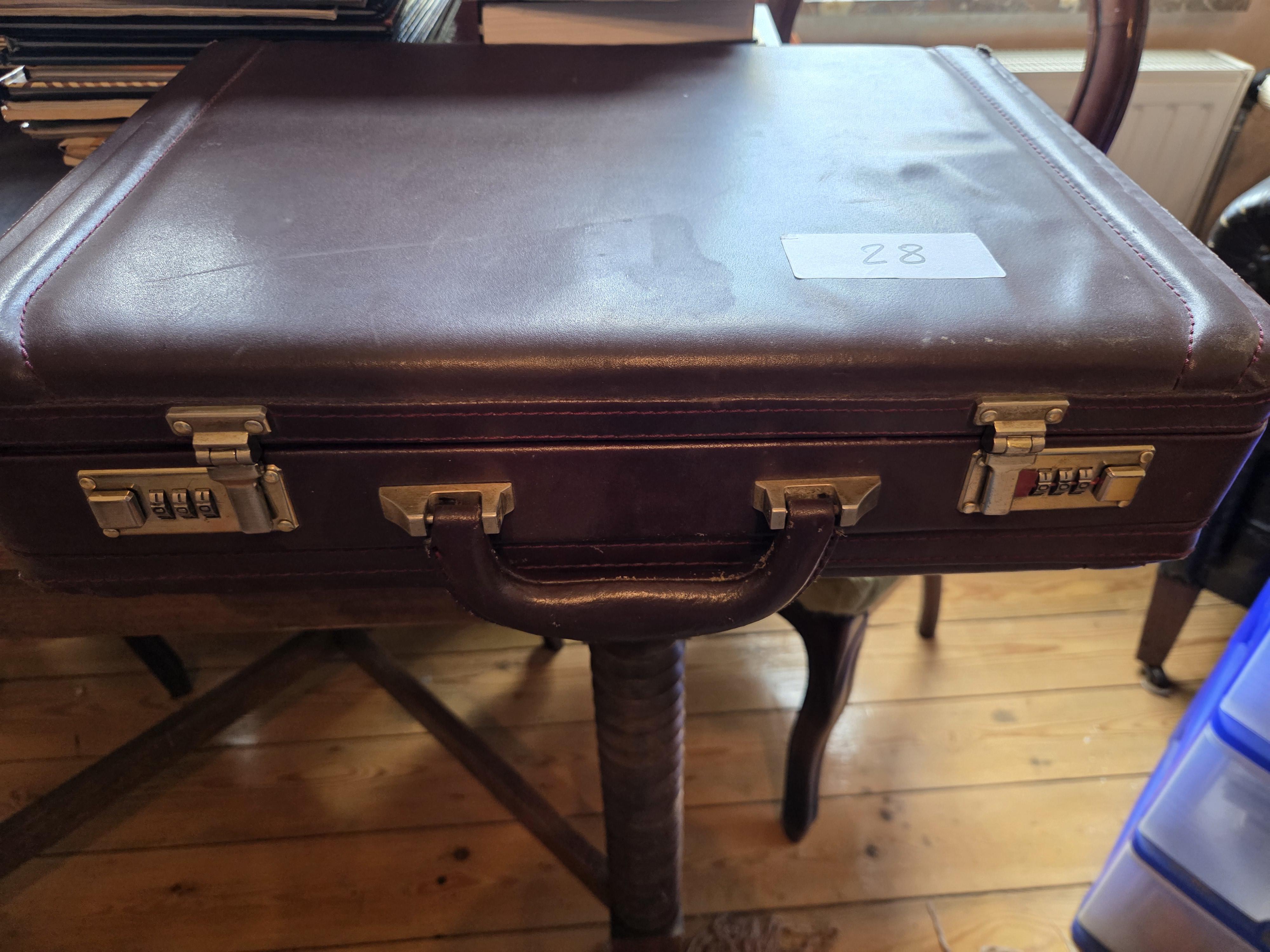 Koffer / attachékoffer met cijferslot en microfoon lot 28 – foto 2 – kavel bij Goeiendeal, Jette