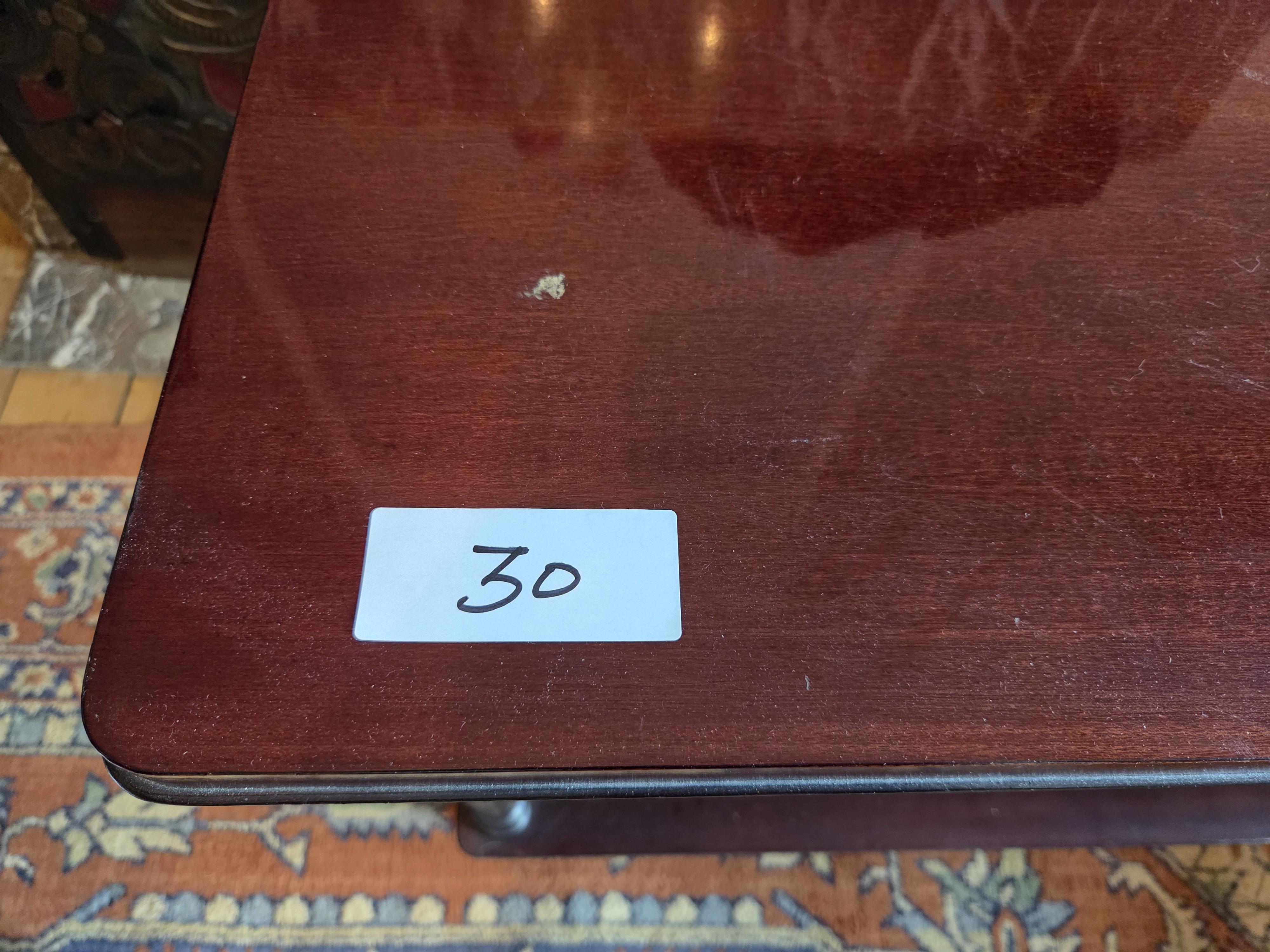 Bijzettafel / serveerwagen met twee niveaus en wielen aan de achterzijde lot 30 – foto 2 – kavel bij Goeiendeal, Jette