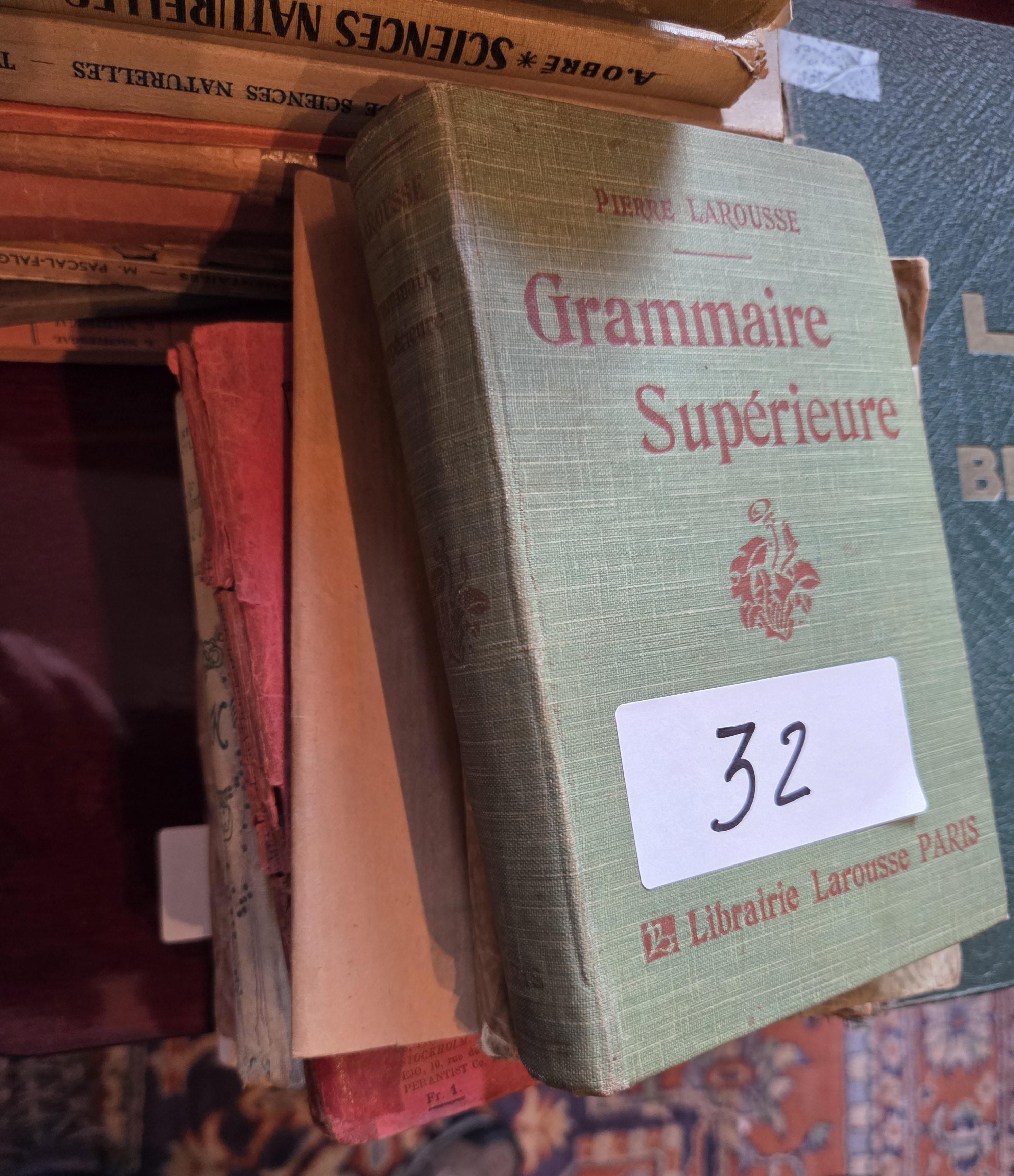 Stapel boeken waaronder "Grammaire Supérieure" van Larousse en "L'Art en Belgique" lot 32 – foto 2 – kavel bij Goeiendeal, Jette