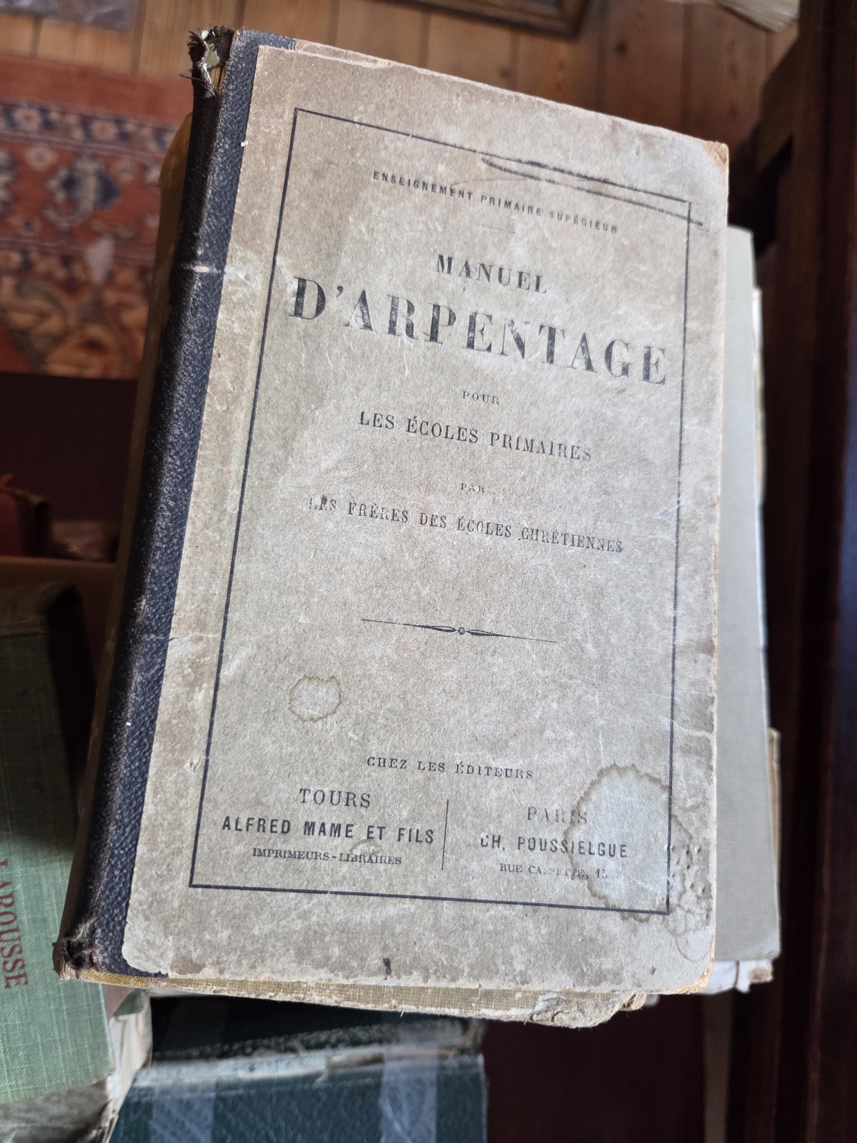 Stapel boeken waaronder "Grammaire Supérieure" van Larousse en "L'Art en Belgique" lot 32 – foto 3 – kavel bij Goeiendeal, Jette