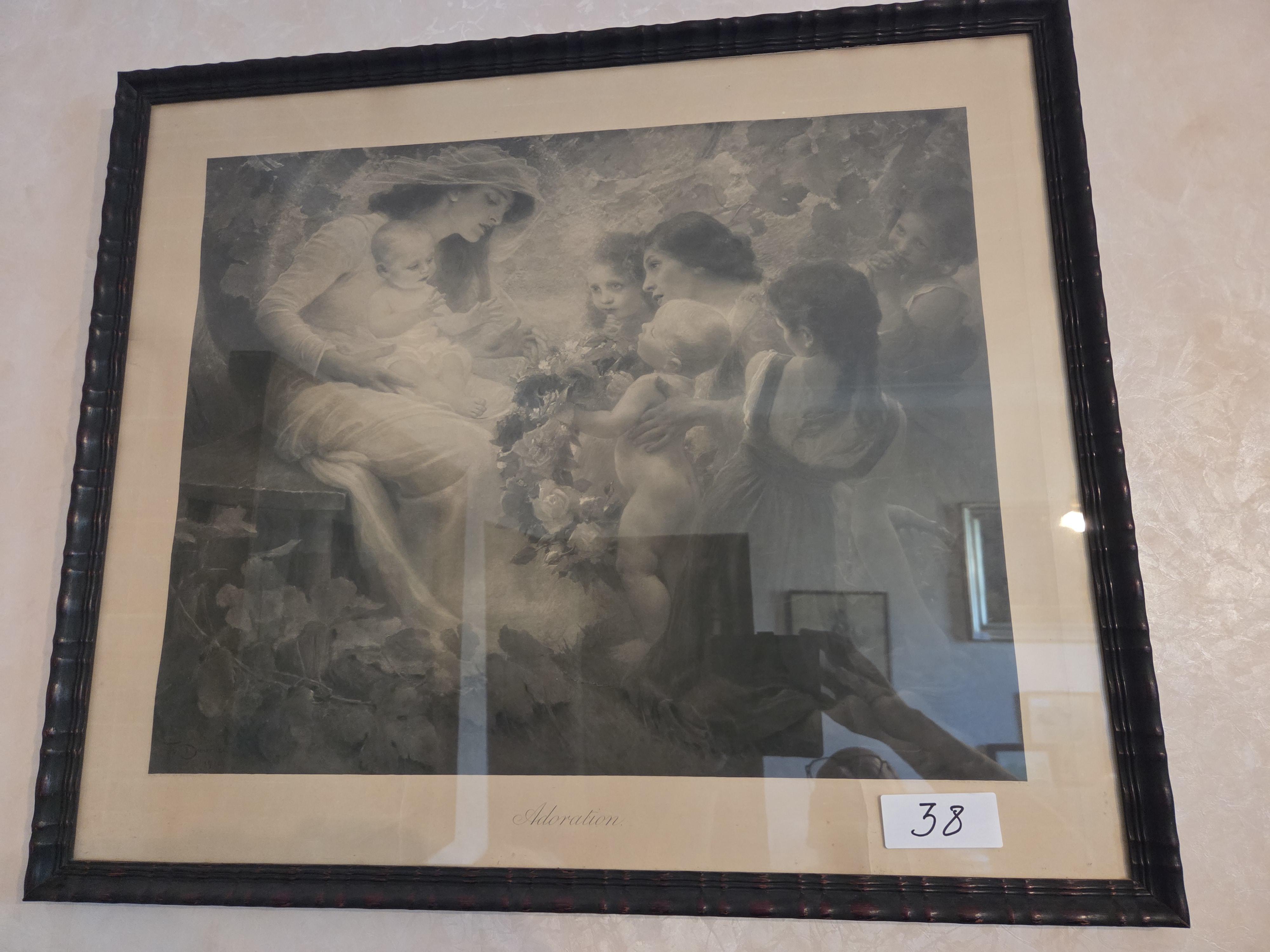 Ingekaderde zwart-wit prent getiteld "Adoration" met een afbeelding van een moeder, kind en engelen lot 38 – kavel bij Goeiendeal, Jette