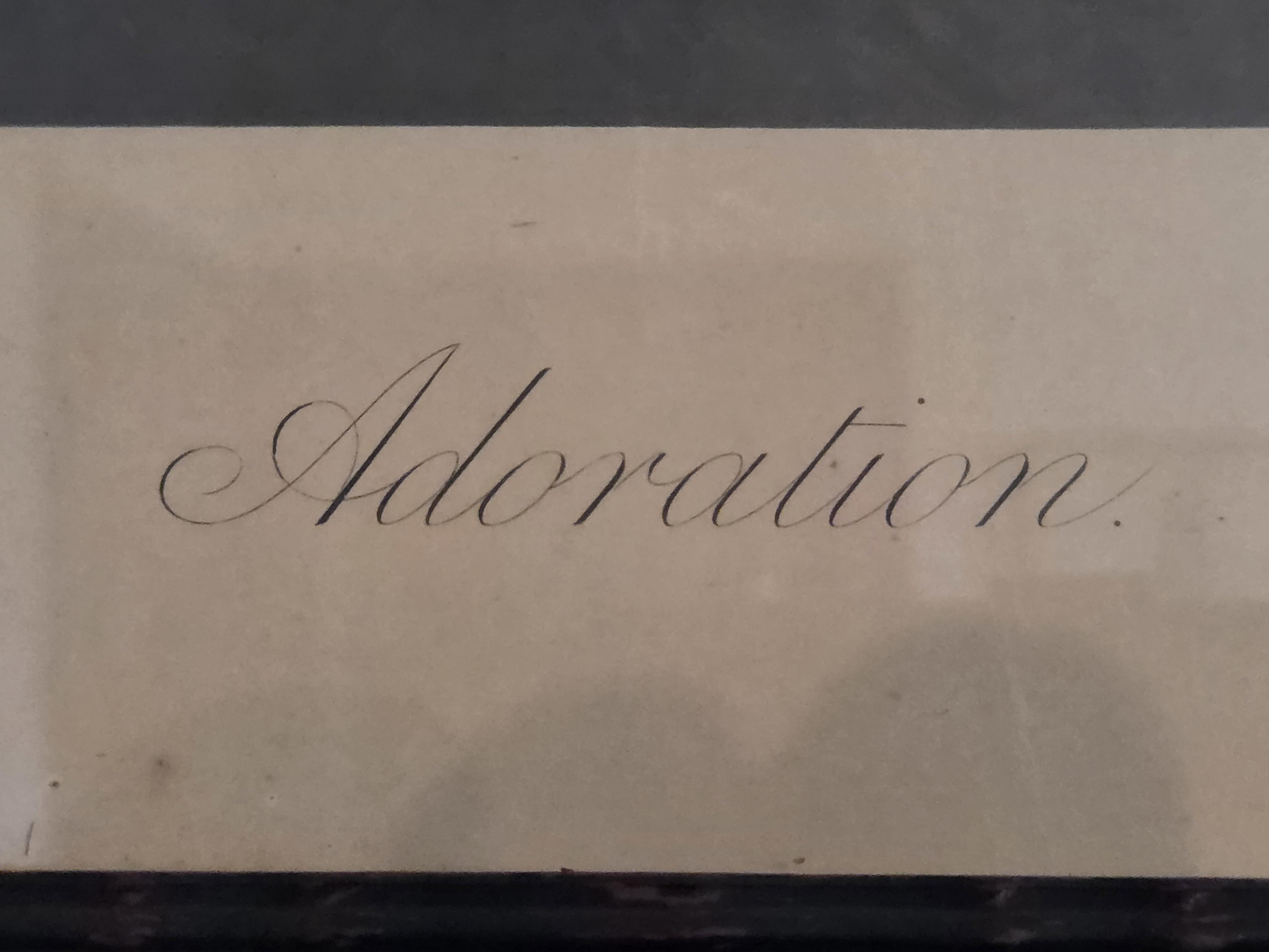 Ingekaderde zwart-wit prent getiteld "Adoration" met een afbeelding van een moeder, kind en engelen lot 38 – foto 2 – kavel bij Goeiendeal, Jette
