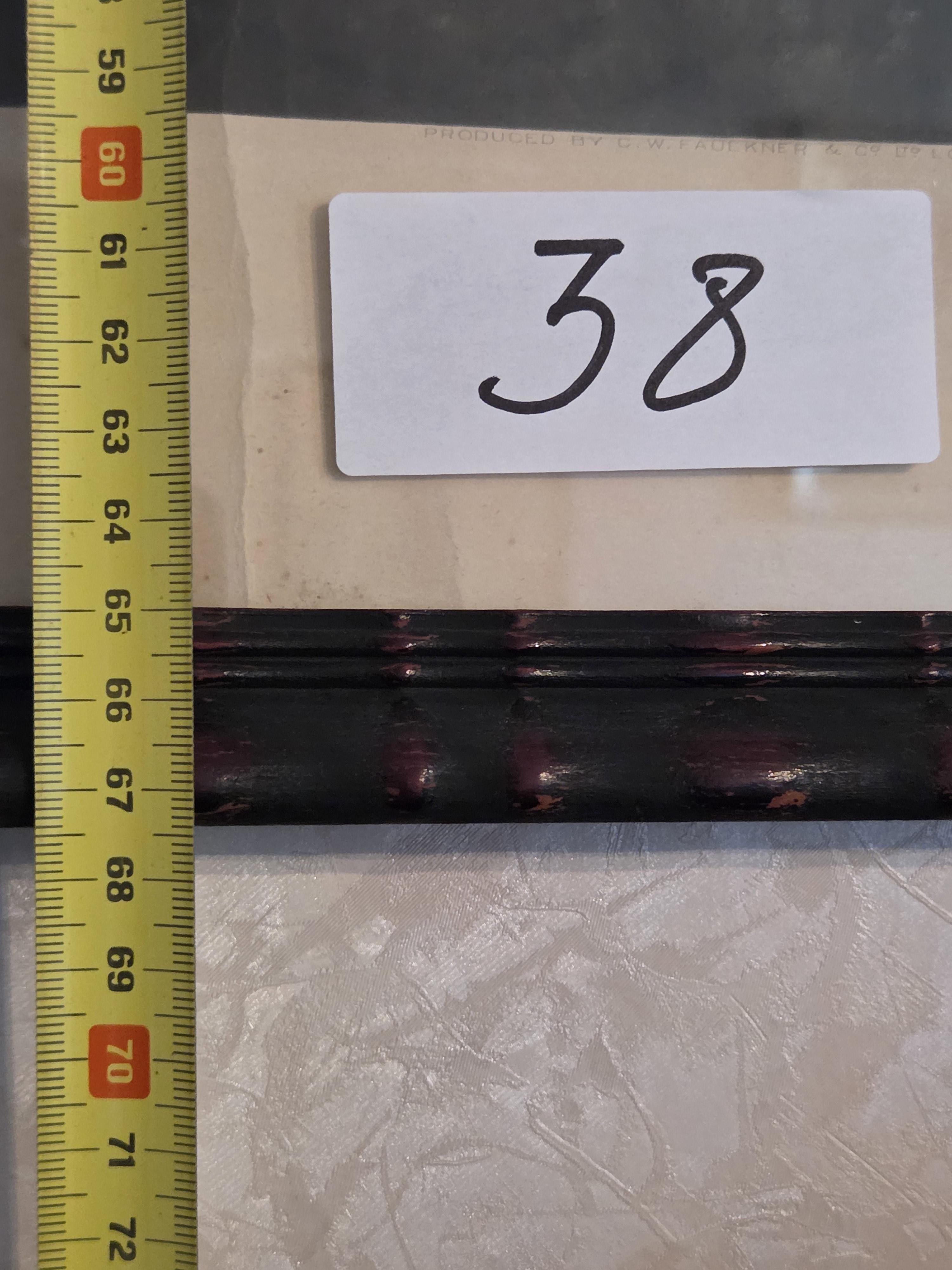 Ingekaderde zwart-wit prent getiteld "Adoration" met een afbeelding van een moeder, kind en engelen lot 38 – foto 6 – kavel bij Goeiendeal, Jette