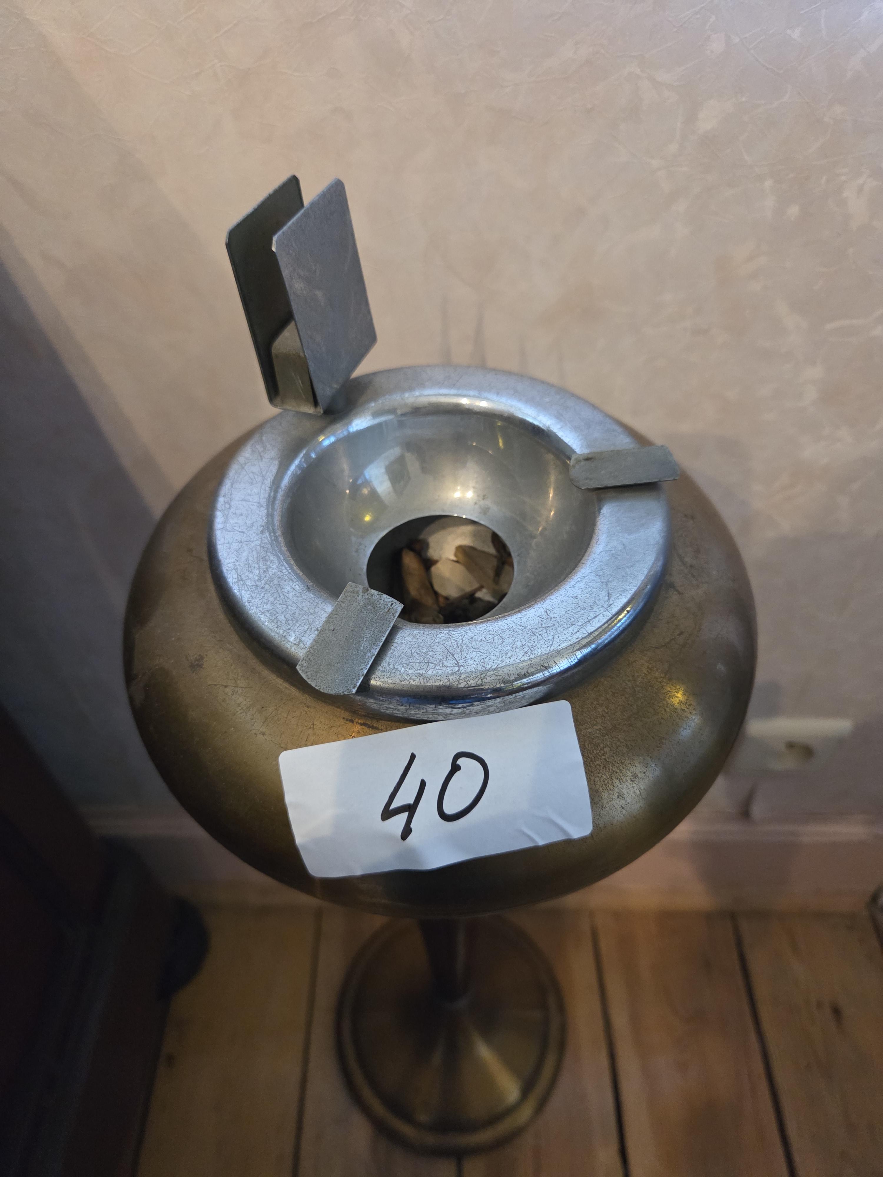 Klassieke staande asbak op voet lot 40 – foto 2 – kavel bij Goeiendeal, Jette