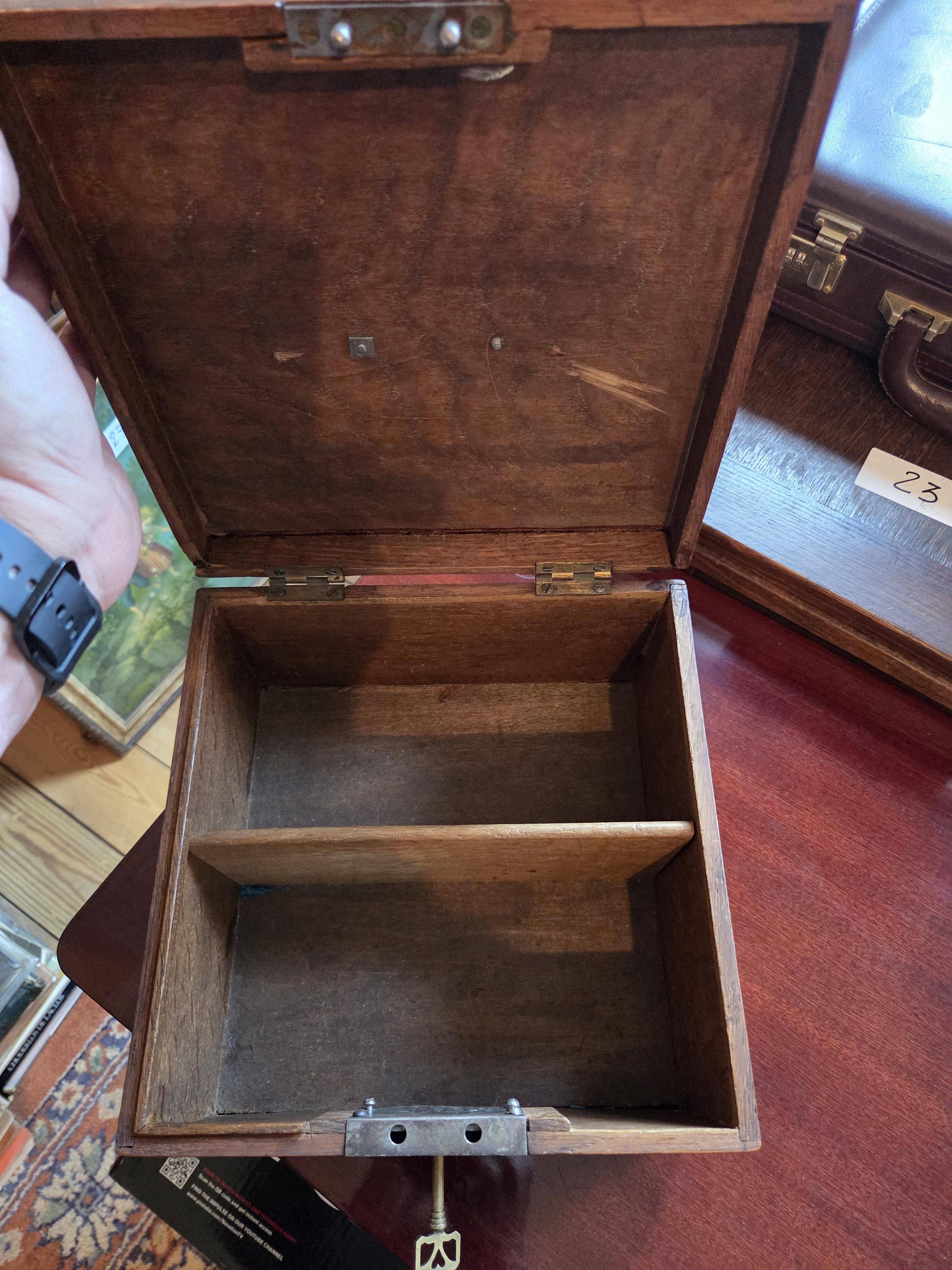 Vierkante kist met metalen handvat aan de bovenzijde en een sleutel aan de onderzijde lot 47 – foto 2 – kavel bij Goeiendeal, Jette