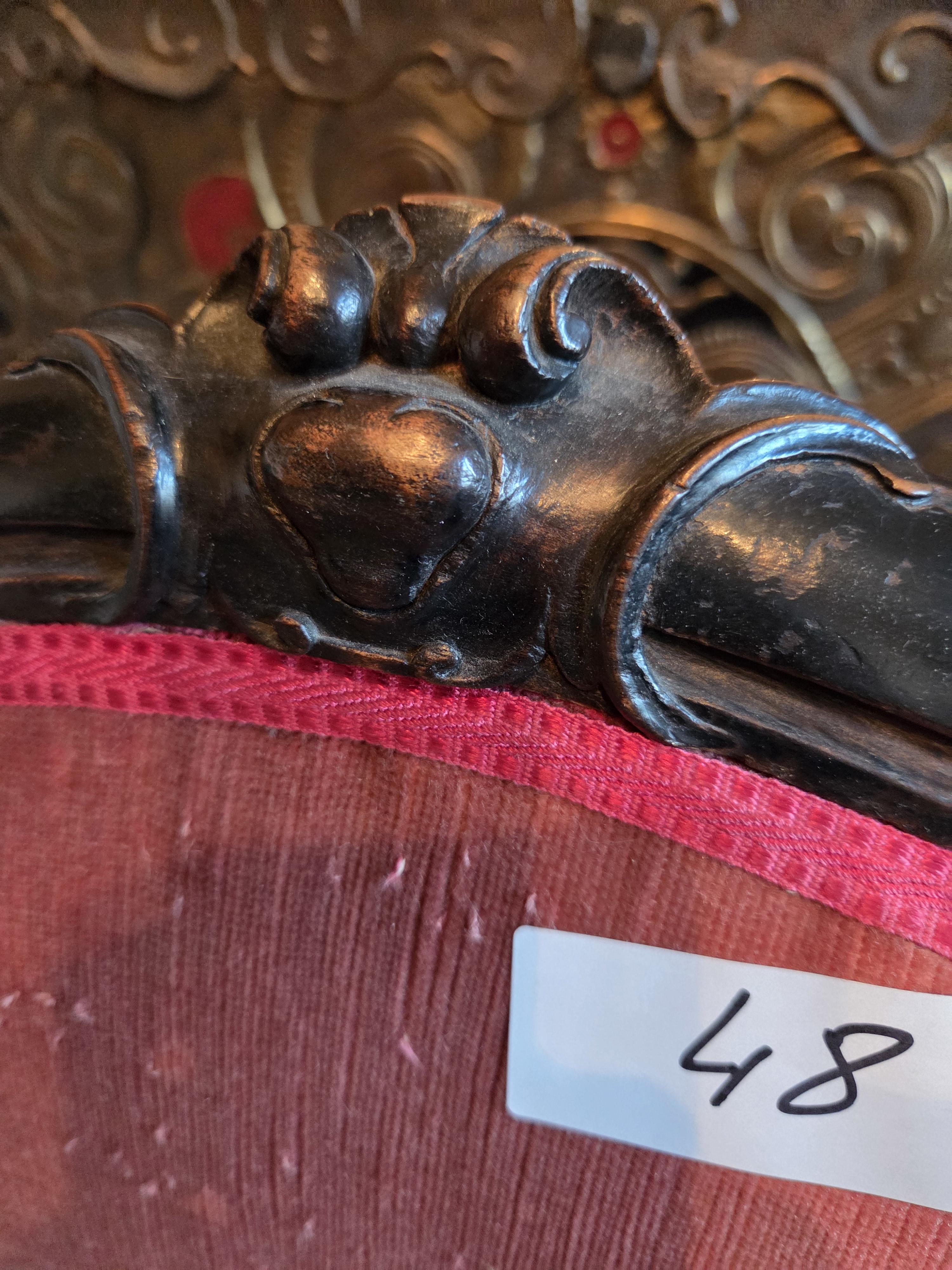 2 stuks Klassieke gecapitonneerde stoel met roze stoffering en siernagels op wieltjes lot 48 – foto 3 – kavel bij Goeiendeal, Jette