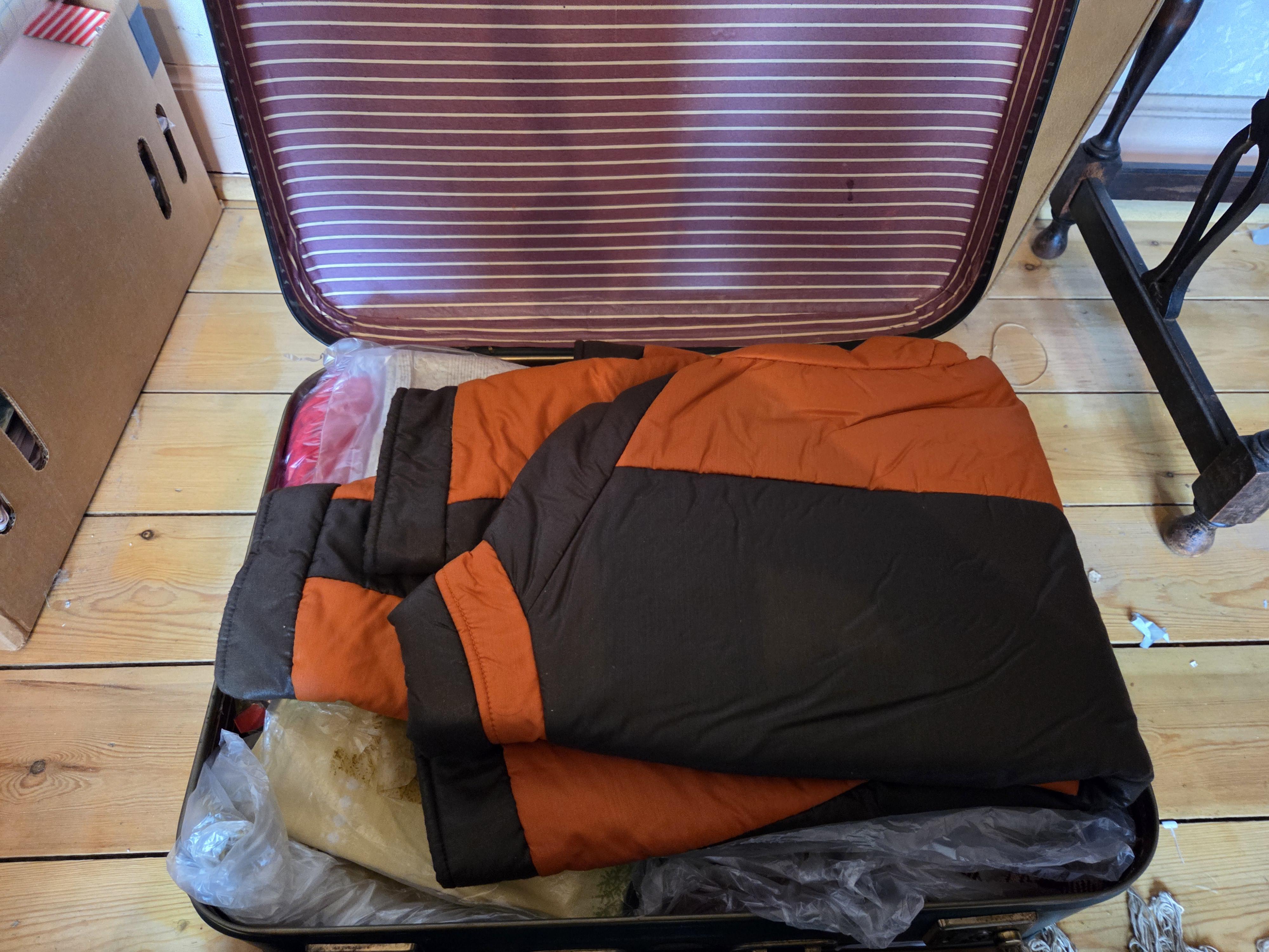 Set van twee reiskoffers van het merk Vali-Lek, bestaande uit een kleiner groen en een groter beige exemplaar lot 49 – foto 4 – kavel bij Goeiendeal, Jette