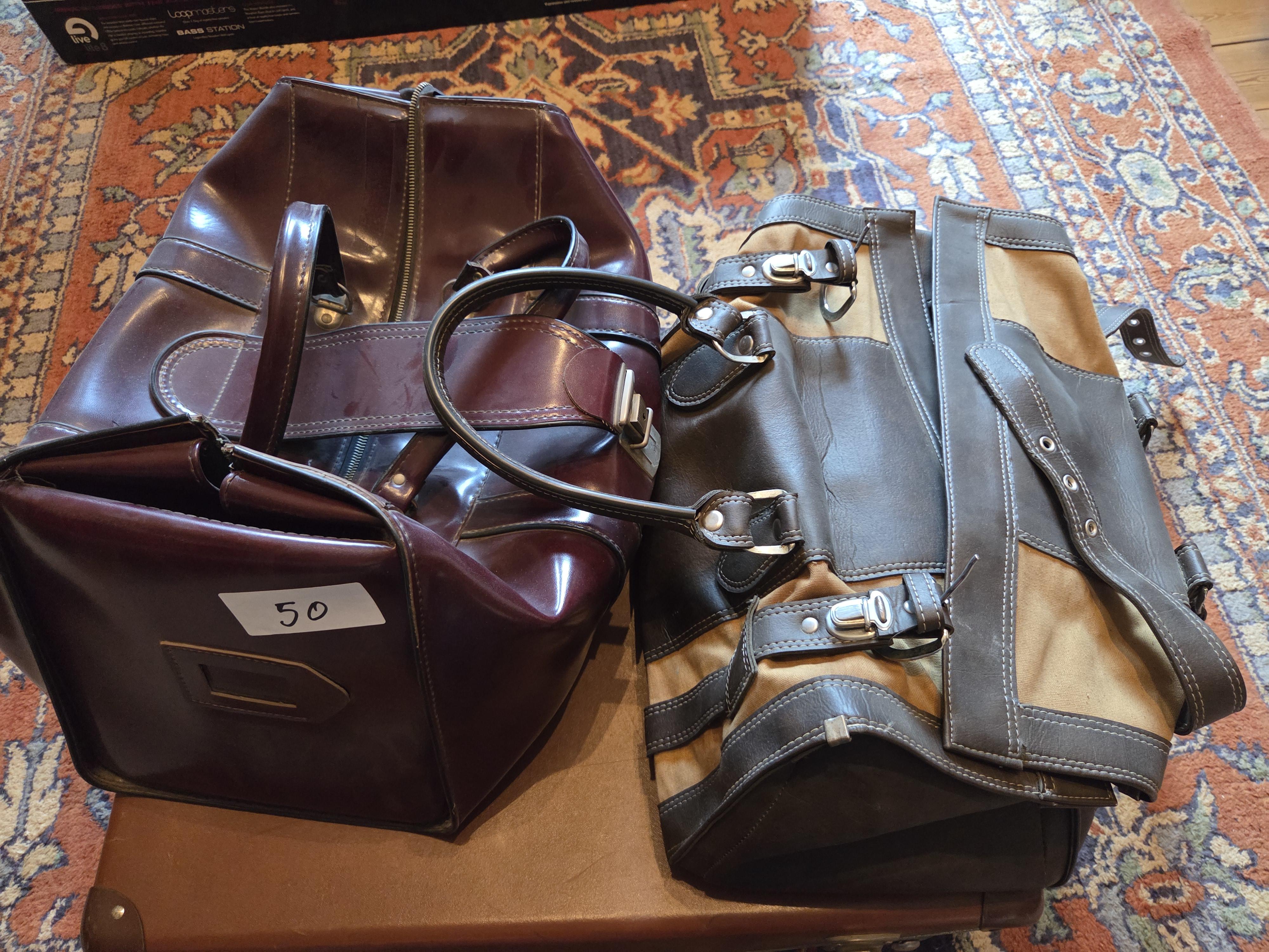 Reisset bestaande uit een vintage koffer en drie bijbehorende handtassen / reistassen lot 50 – foto 2 – kavel bij Goeiendeal, Jette