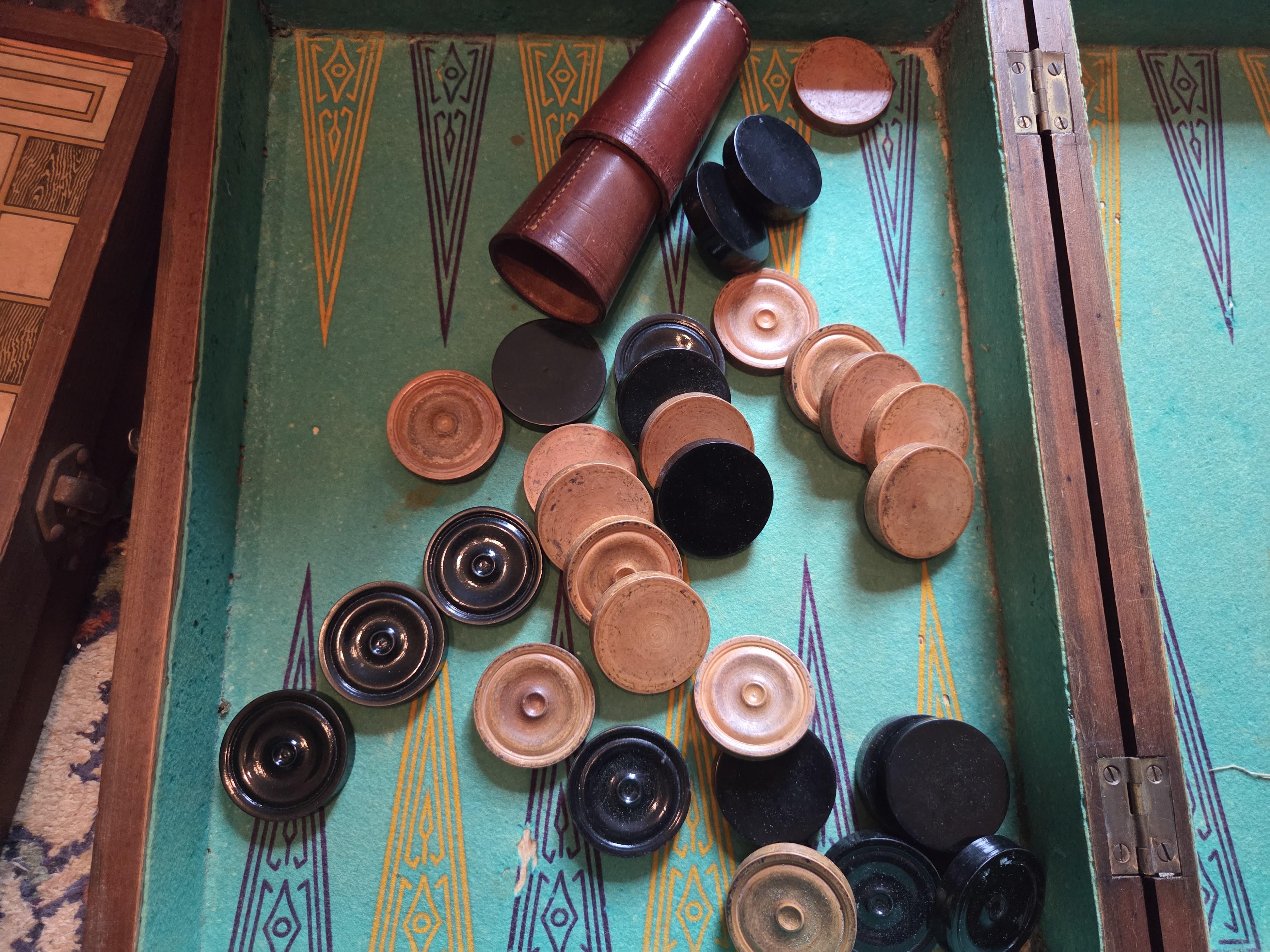 Spelset bestaande uit een backgammon-en schaakbord met speelstukken in een zwarte koffer lot 51 – foto 2 – kavel bij Goeiendeal, Jette