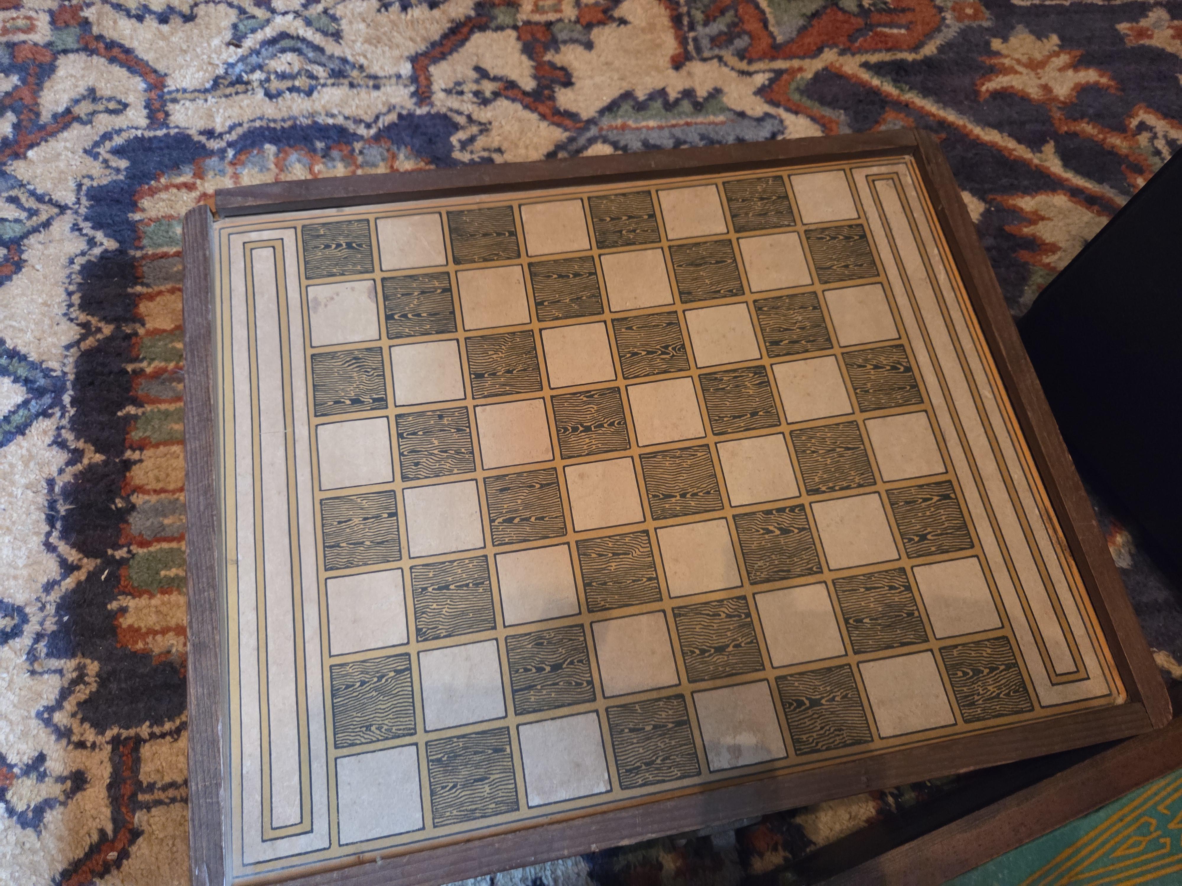 Spelset bestaande uit een backgammon-en schaakbord met speelstukken in een zwarte koffer lot 51 – foto 3 – kavel bij Goeiendeal, Jette