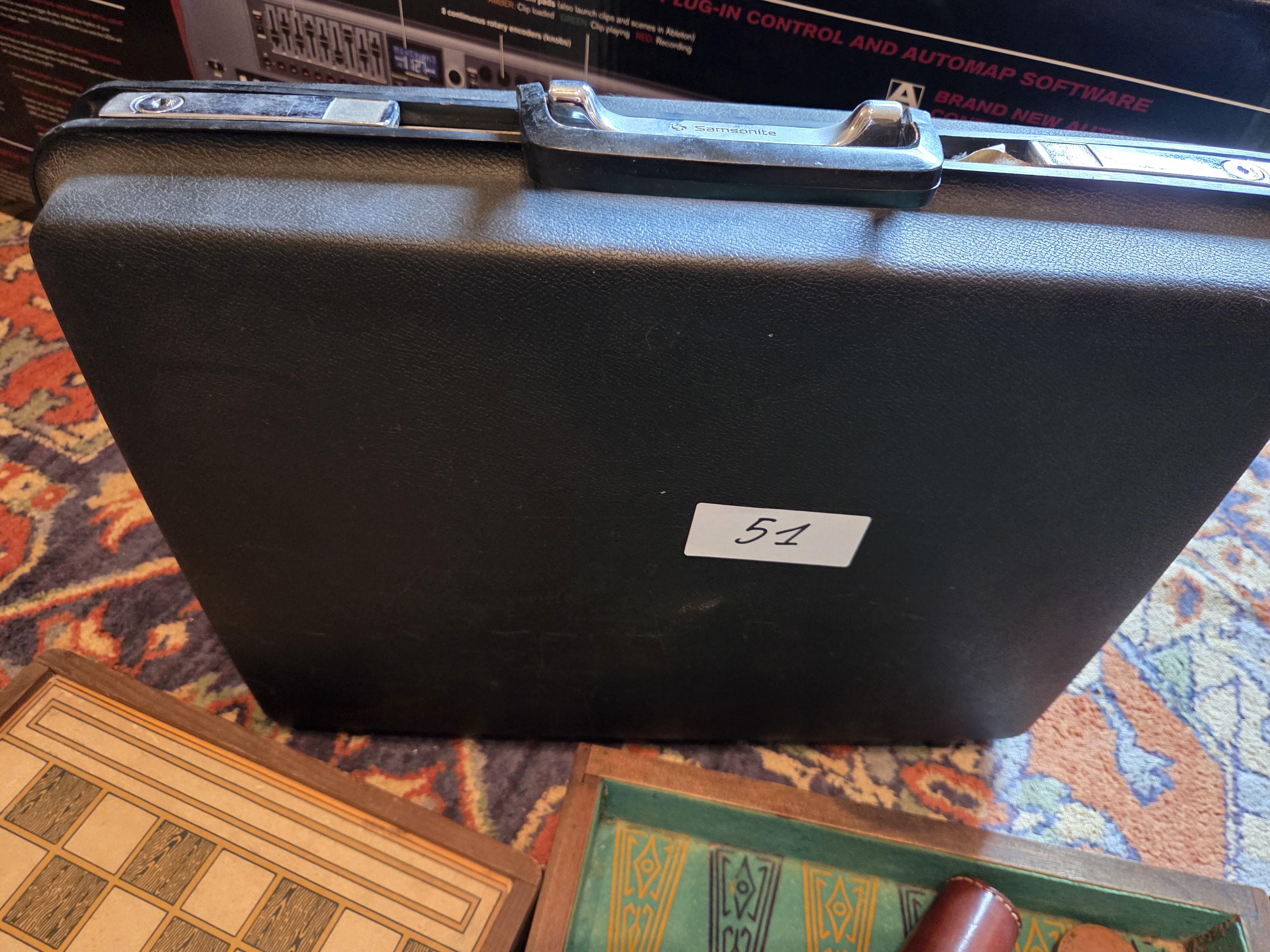 Spelset bestaande uit een backgammon-en schaakbord met speelstukken in een zwarte koffer lot 51 – foto 4 – kavel bij Goeiendeal, Jette