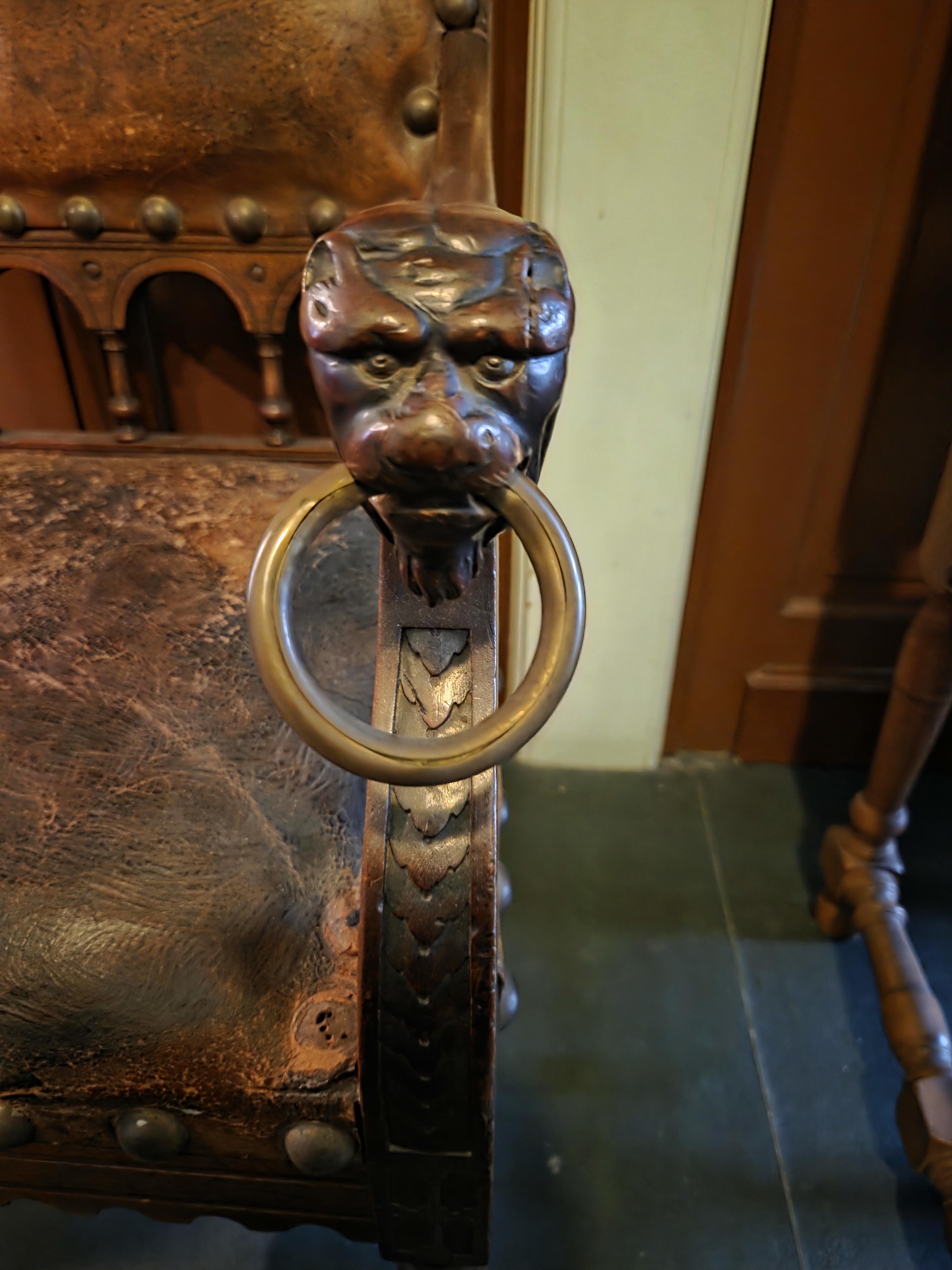 Klassieke armstoel met leeuwenkoppen op de armleuningen lot 54 – foto 2 – kavel bij Goeiendeal, Jette