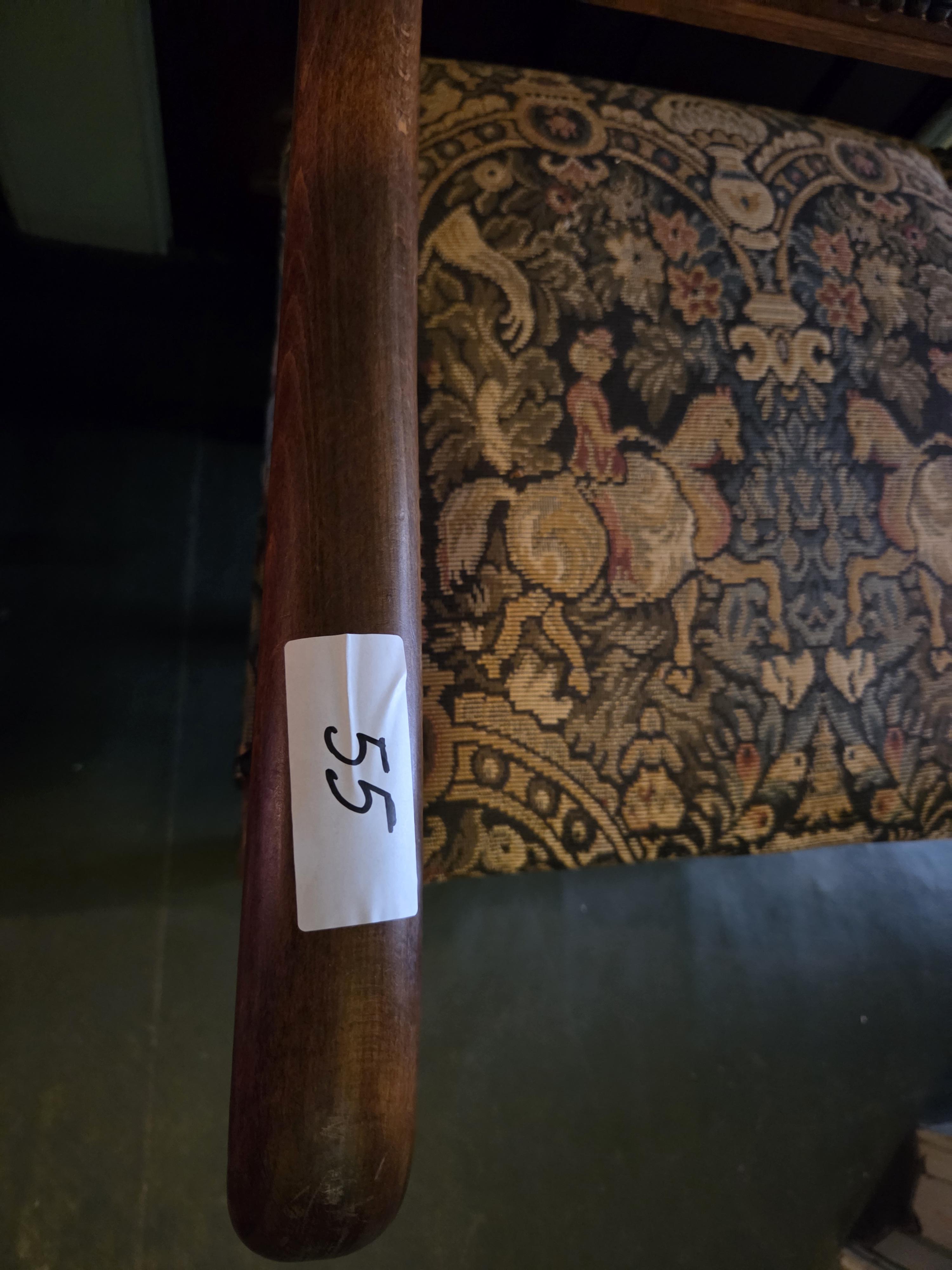 Klassieke armstoel met rijk gedecoreerde tapijtstof met ruiters te paard lot 55 – foto 2 – kavel bij Goeiendeal, Jette