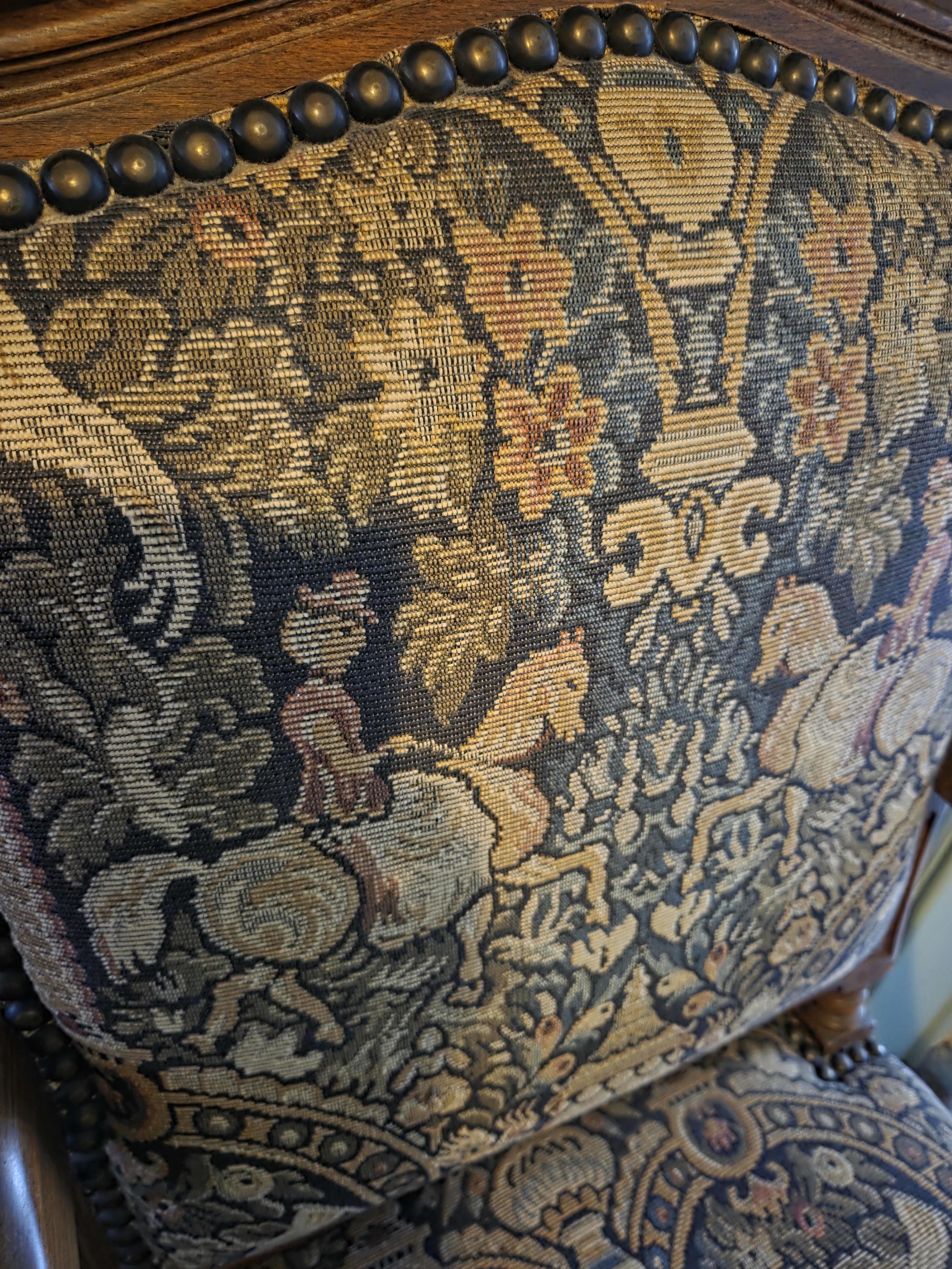 Klassieke armstoel met rijk gedecoreerde tapijtstof met ruiters te paard lot 55 – foto 3 – kavel bij Goeiendeal, Jette
