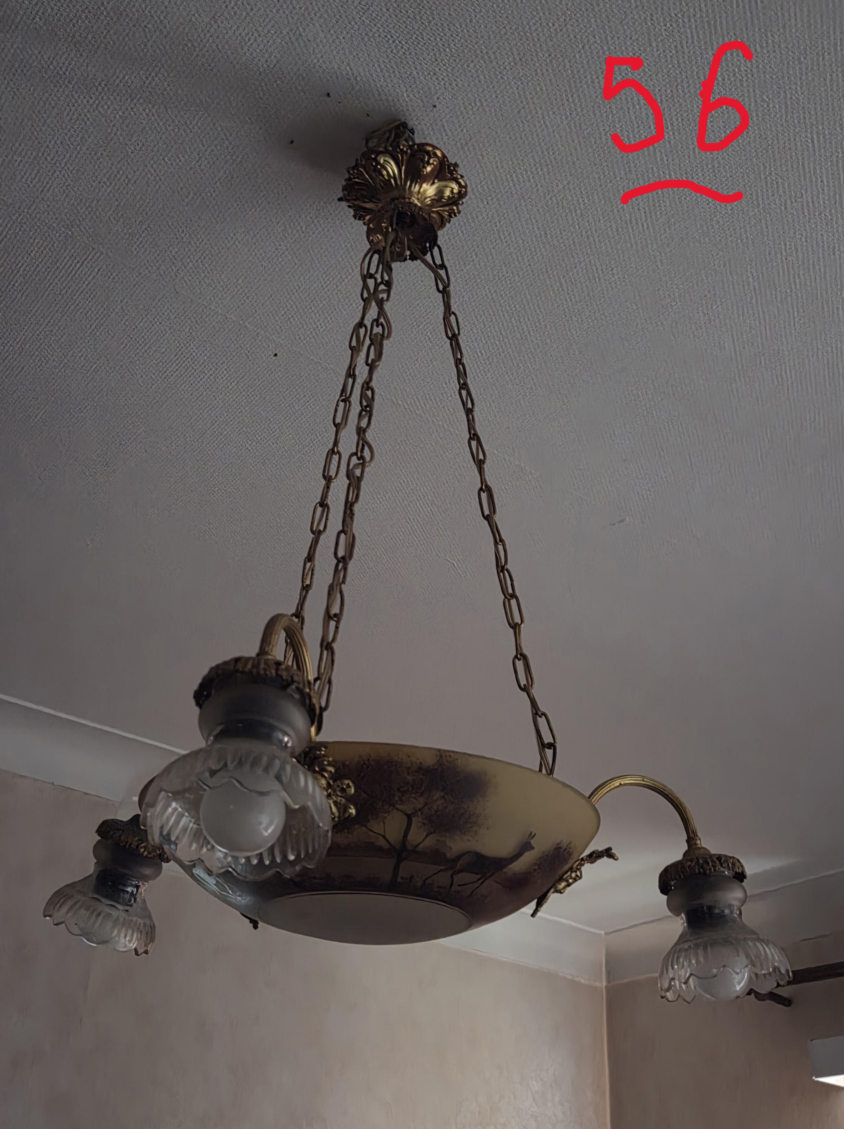 Hanglamp / luchter met een centrale schaal met landschapsprint en drie glazen lampenkappen lot 56 – kavel bij Goeiendeal, Jette