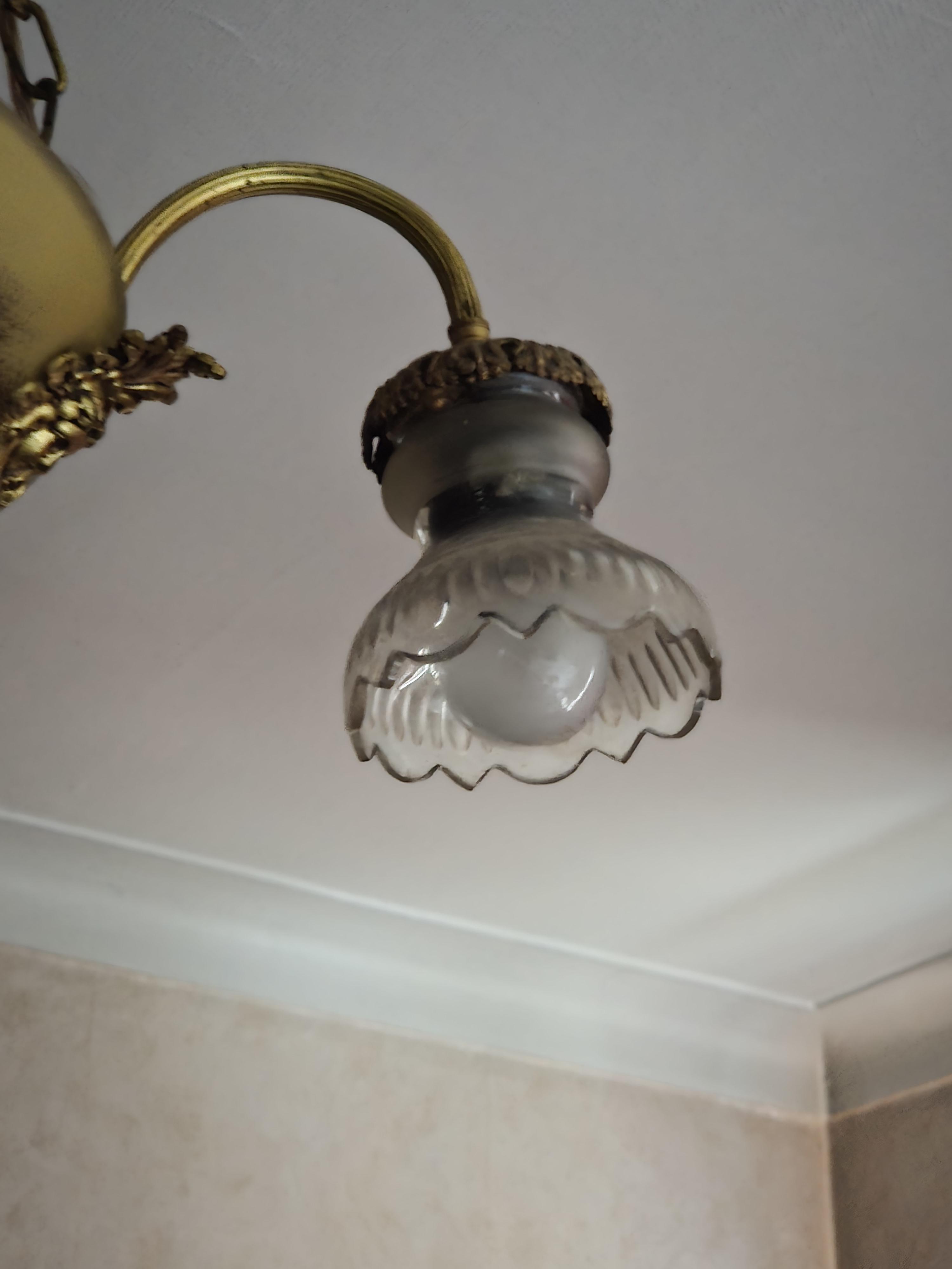 Hanglamp / luchter met een centrale schaal met landschapsprint en drie glazen lampenkappen lot 56 – foto 2 – kavel bij Goeiendeal, Jette