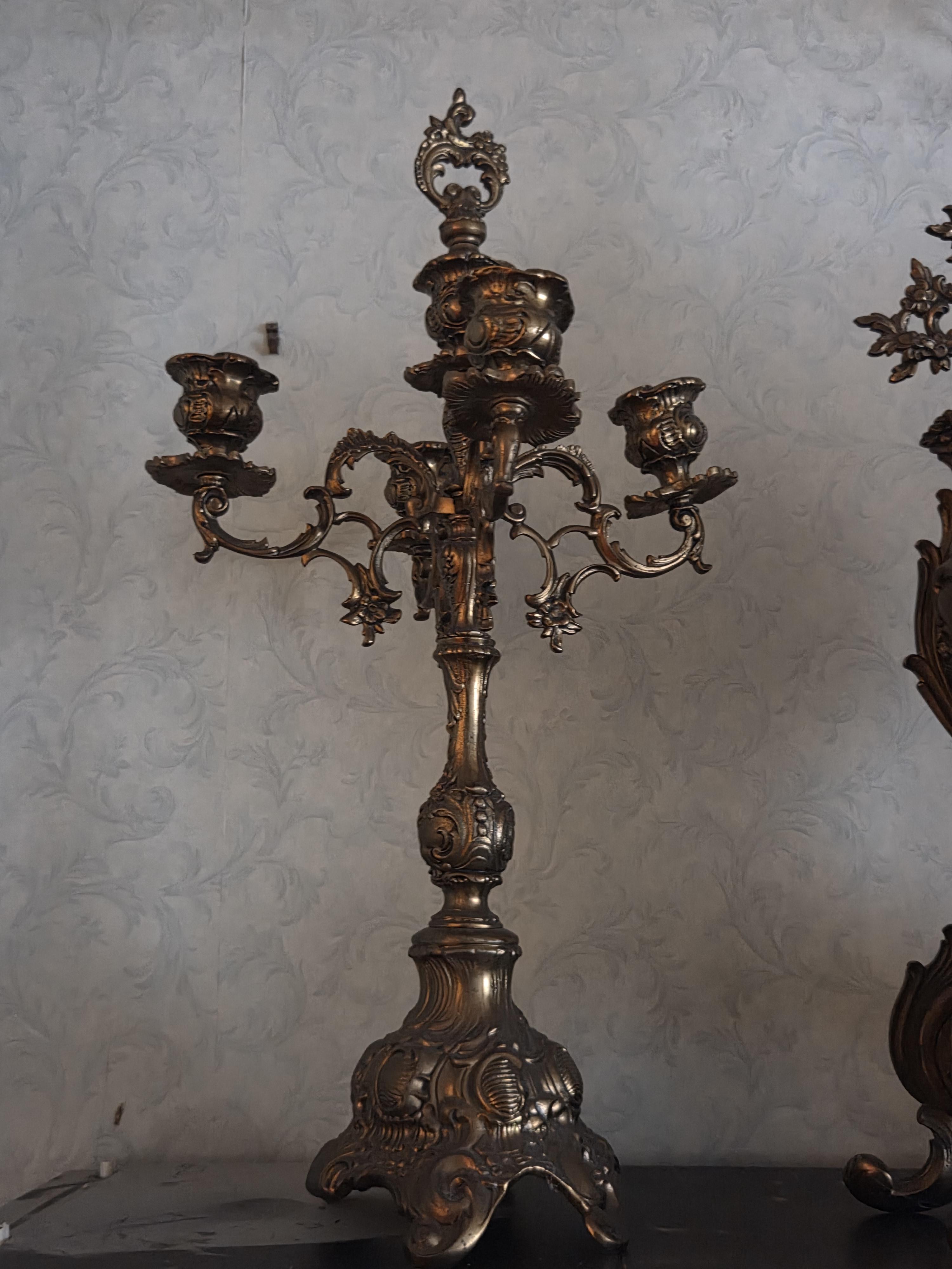 Driedelig schouwgarnituur bestaande uit een rijkelijk gedecoreerde tafelklok met Romeinse cijfers en twee bijbehorende 5-armige kandelaren lot 57 – foto 5 – kavel bij Goeiendeal, J