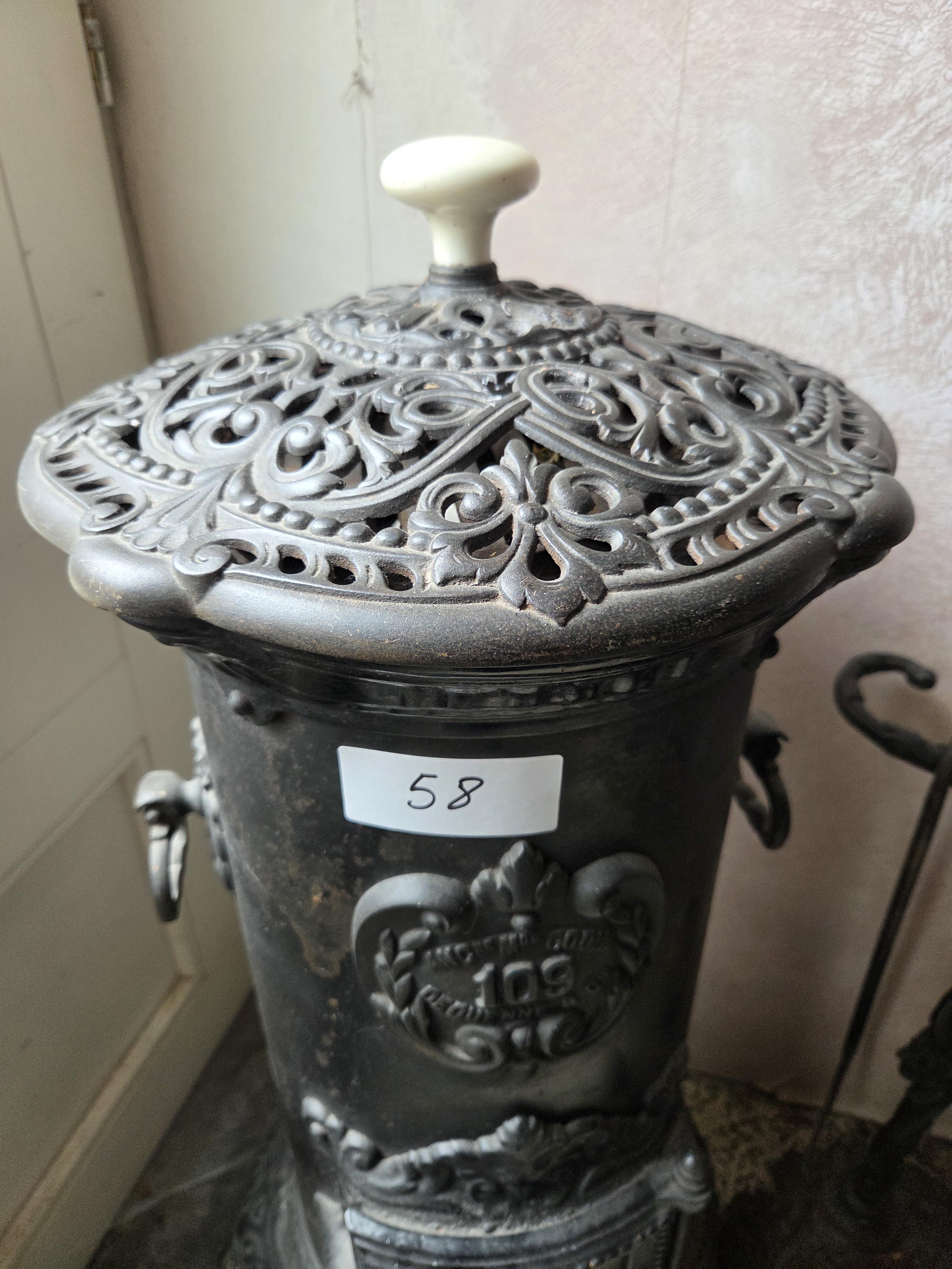 Klassieke ronde kolomkachel gietijzer(model nr. 109 "Ciney" Regence) met opengewerkte details en reliëfdecoratie, inclusief bijbehorend haardstel m… – foto 3 – kavel bij Goeiendeal
