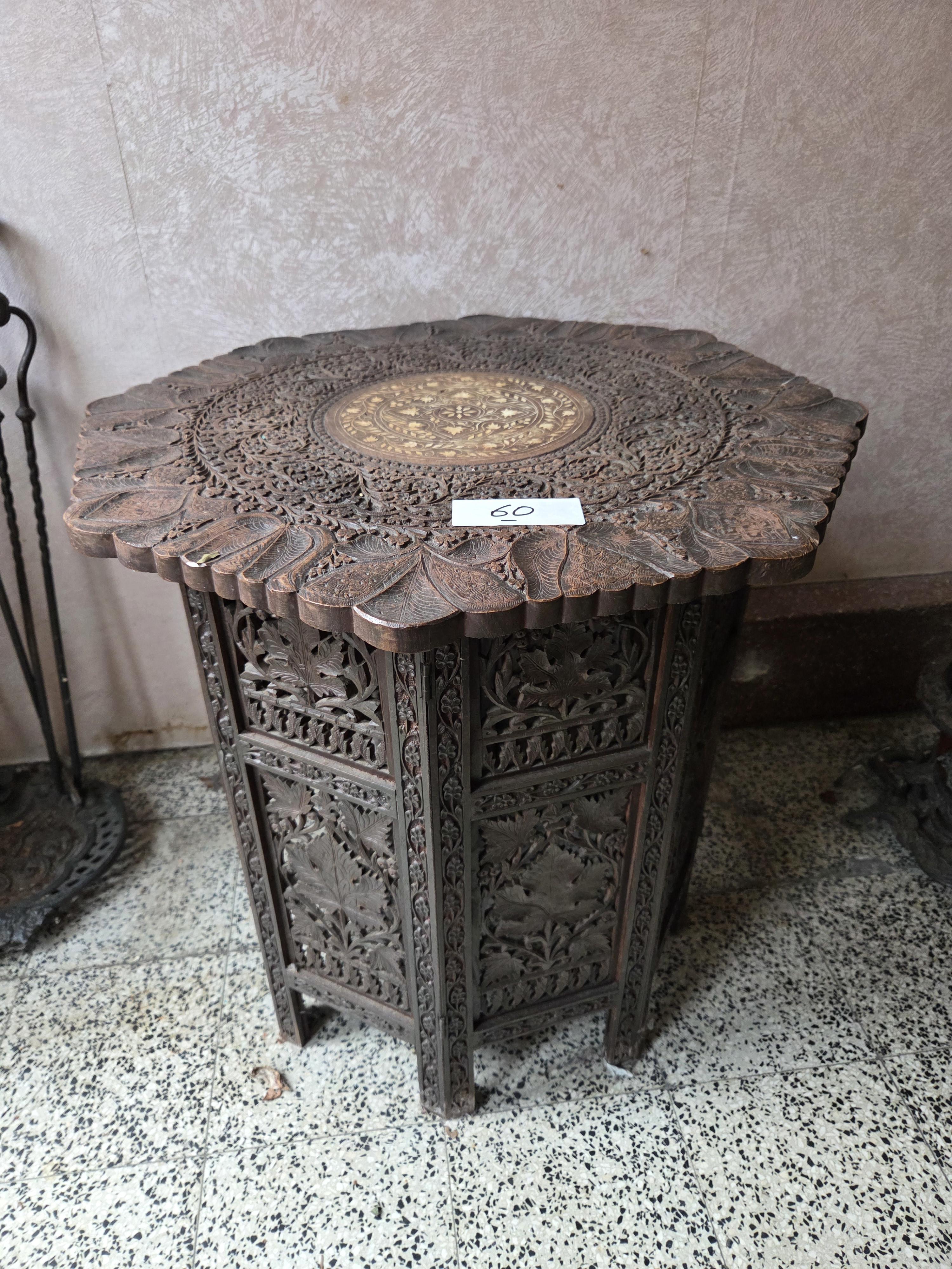 Ronde bijzettafel met zeer fijn houtsnijwerk en ingelegd bloemmotief centraal lot 60 – kavel bij Goeiendeal, Jette