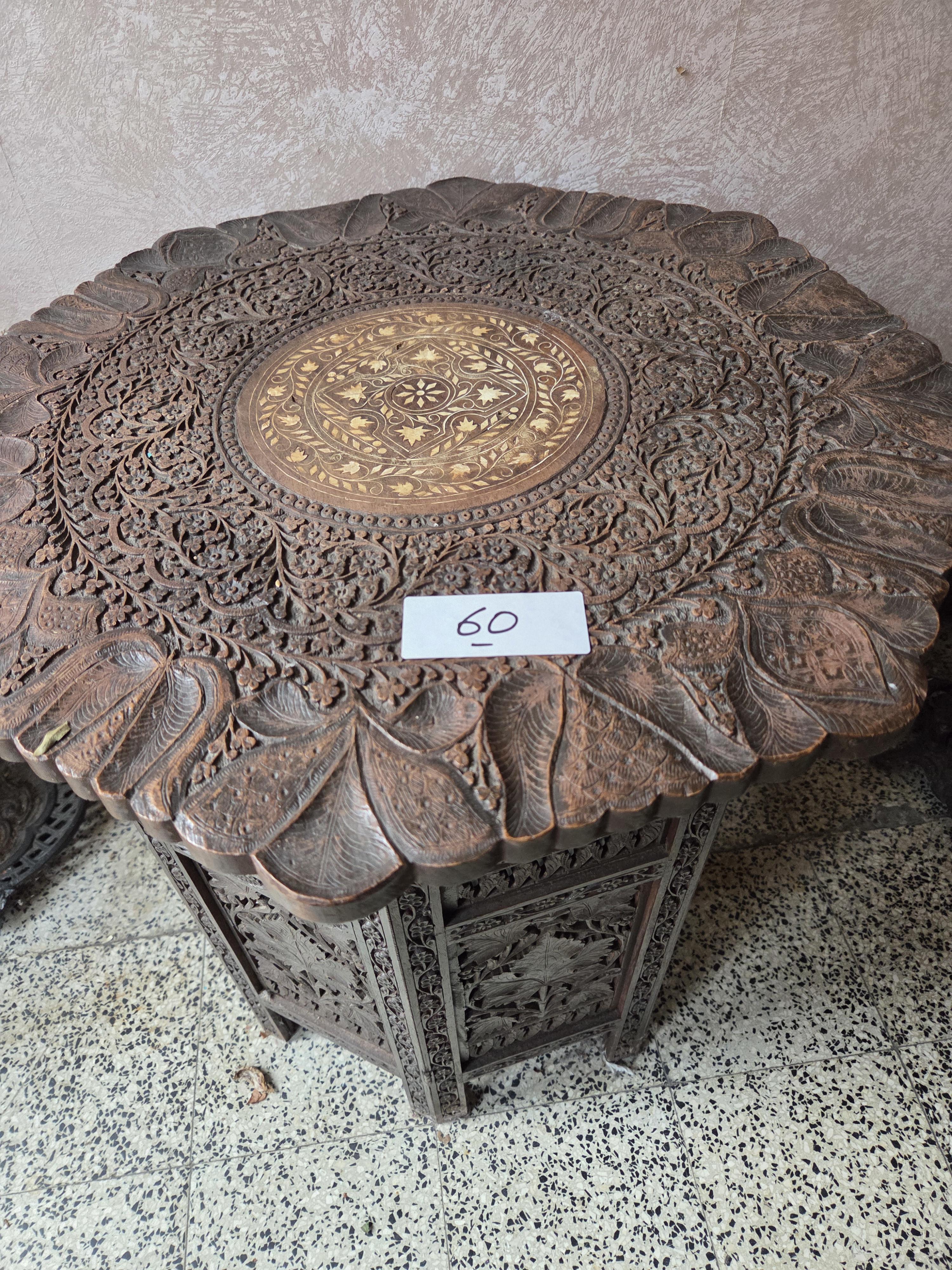Ronde bijzettafel met zeer fijn houtsnijwerk en ingelegd bloemmotief centraal lot 60 – foto 2 – kavel bij Goeiendeal, Jette