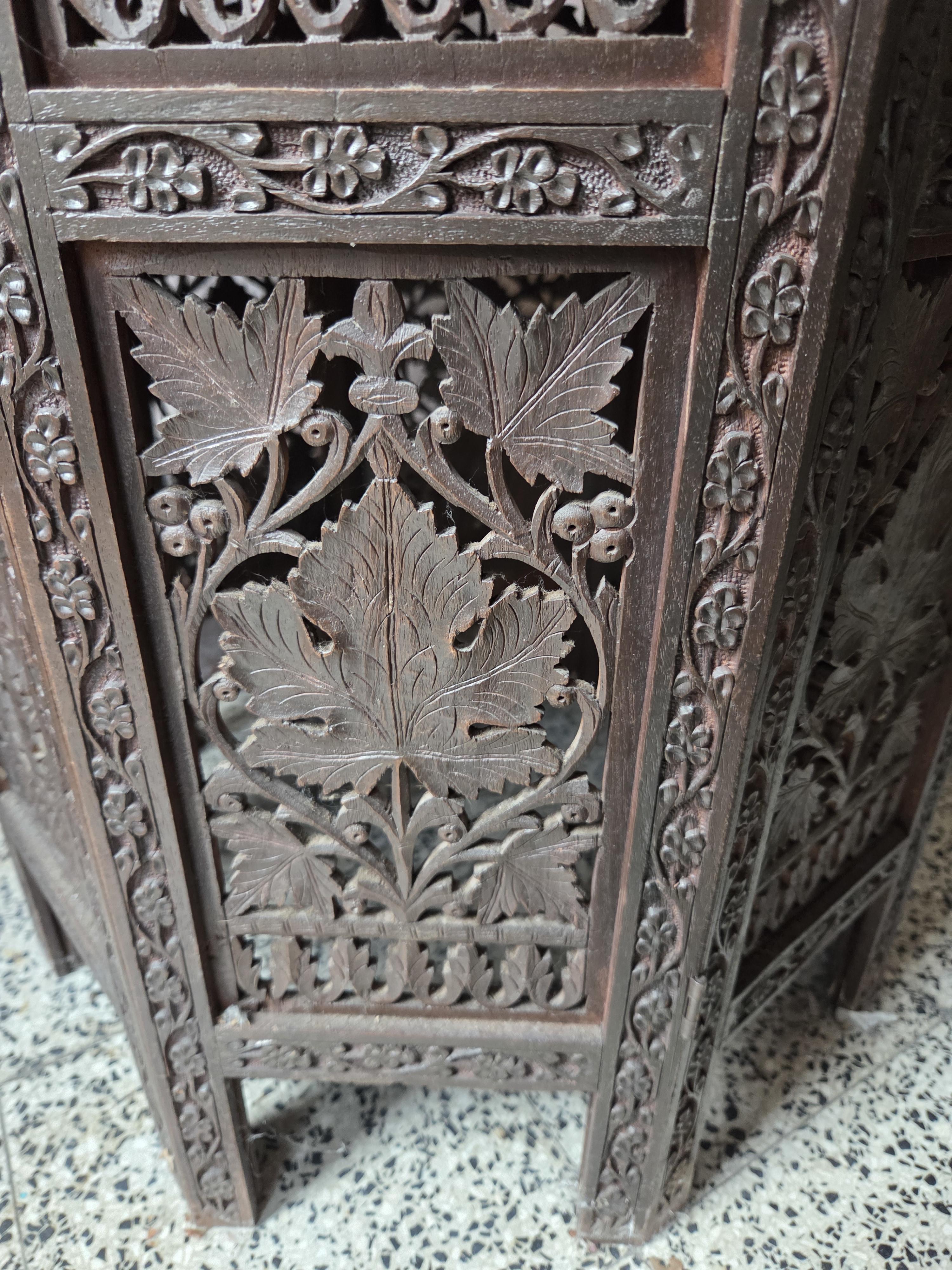 Ronde bijzettafel met zeer fijn houtsnijwerk en ingelegd bloemmotief centraal lot 60 – foto 5 – kavel bij Goeiendeal, Jette