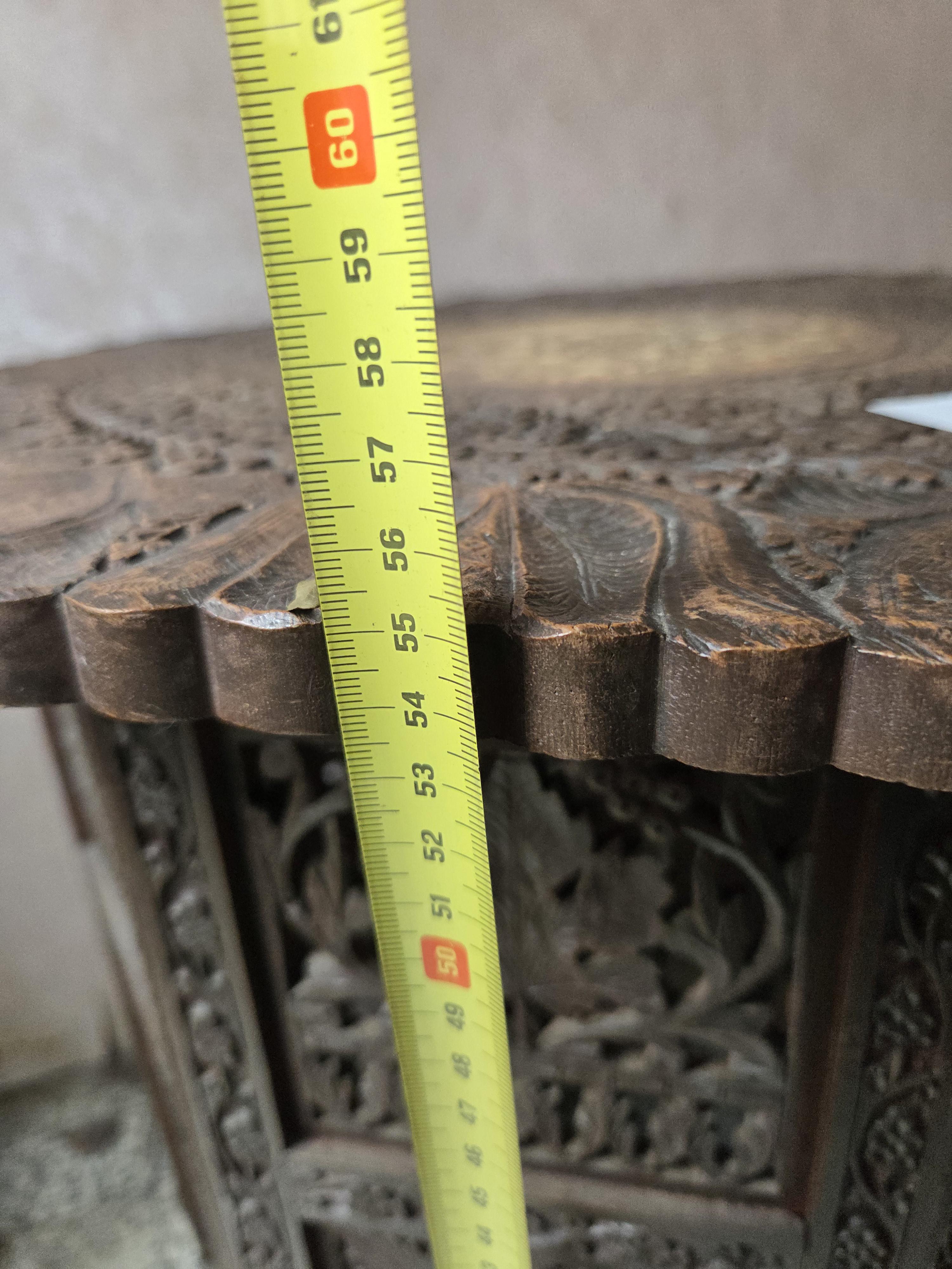 Ronde bijzettafel met zeer fijn houtsnijwerk en ingelegd bloemmotief centraal lot 60 – foto 6 – kavel bij Goeiendeal, Jette