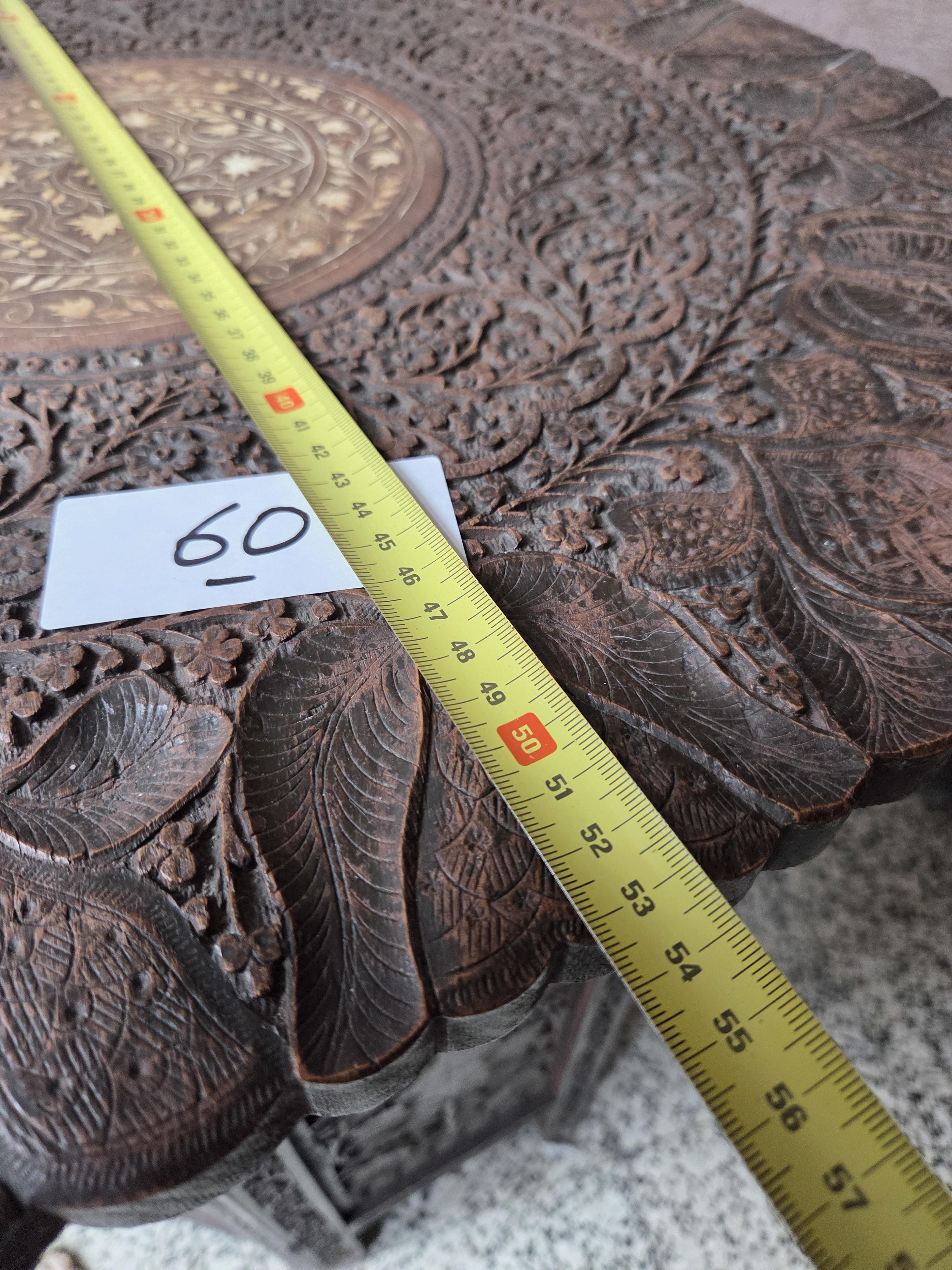 Ronde bijzettafel met zeer fijn houtsnijwerk en ingelegd bloemmotief centraal lot 60 – foto 8 – kavel bij Goeiendeal, Jette