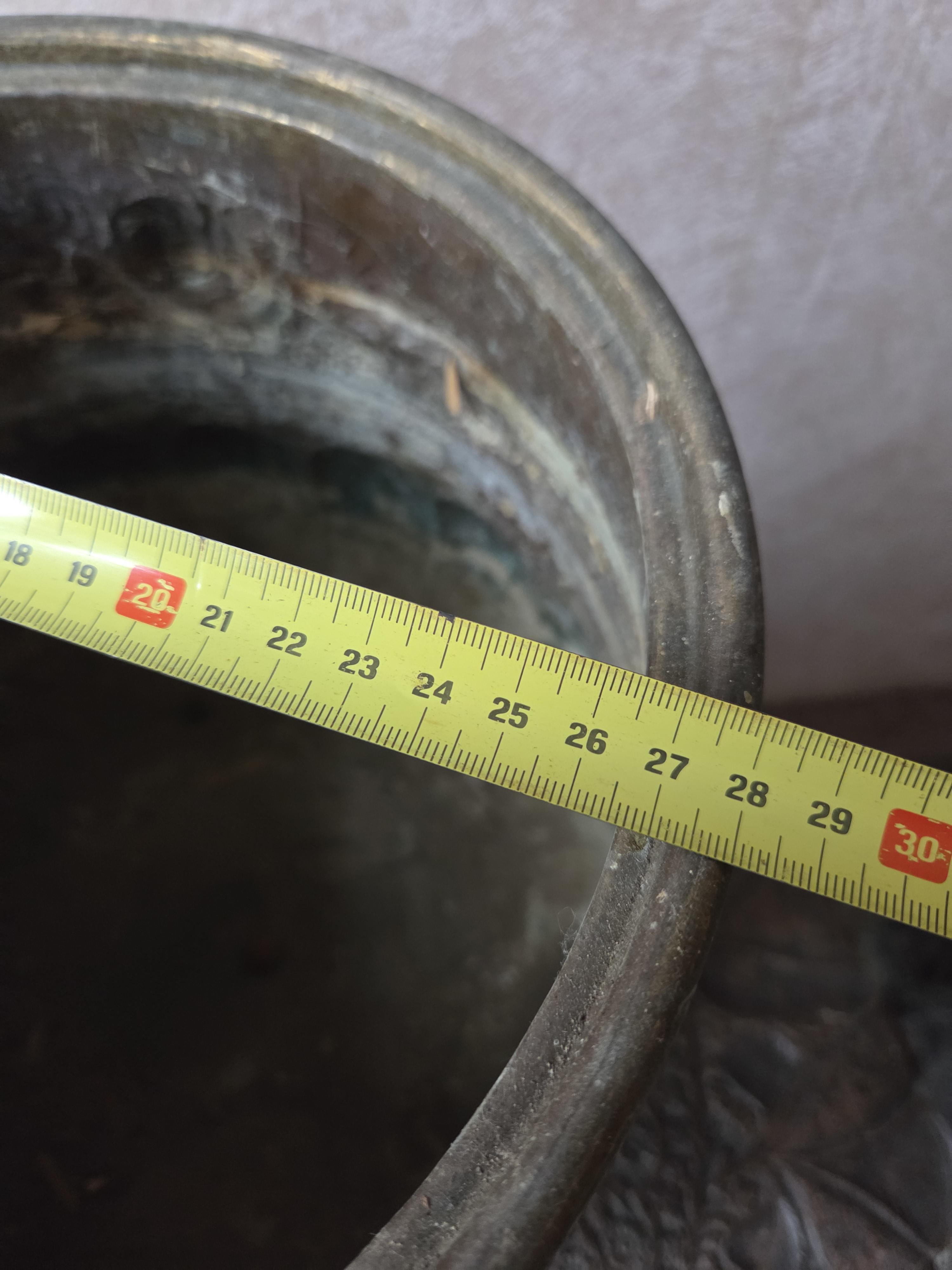 Grote ronde bloempot / cache-pot met rozenreliëf en leeuwenkoppen met ringen als handvaten op klauwpootjes lot 61 – foto 2 – kavel bij Goeiendeal, Jette