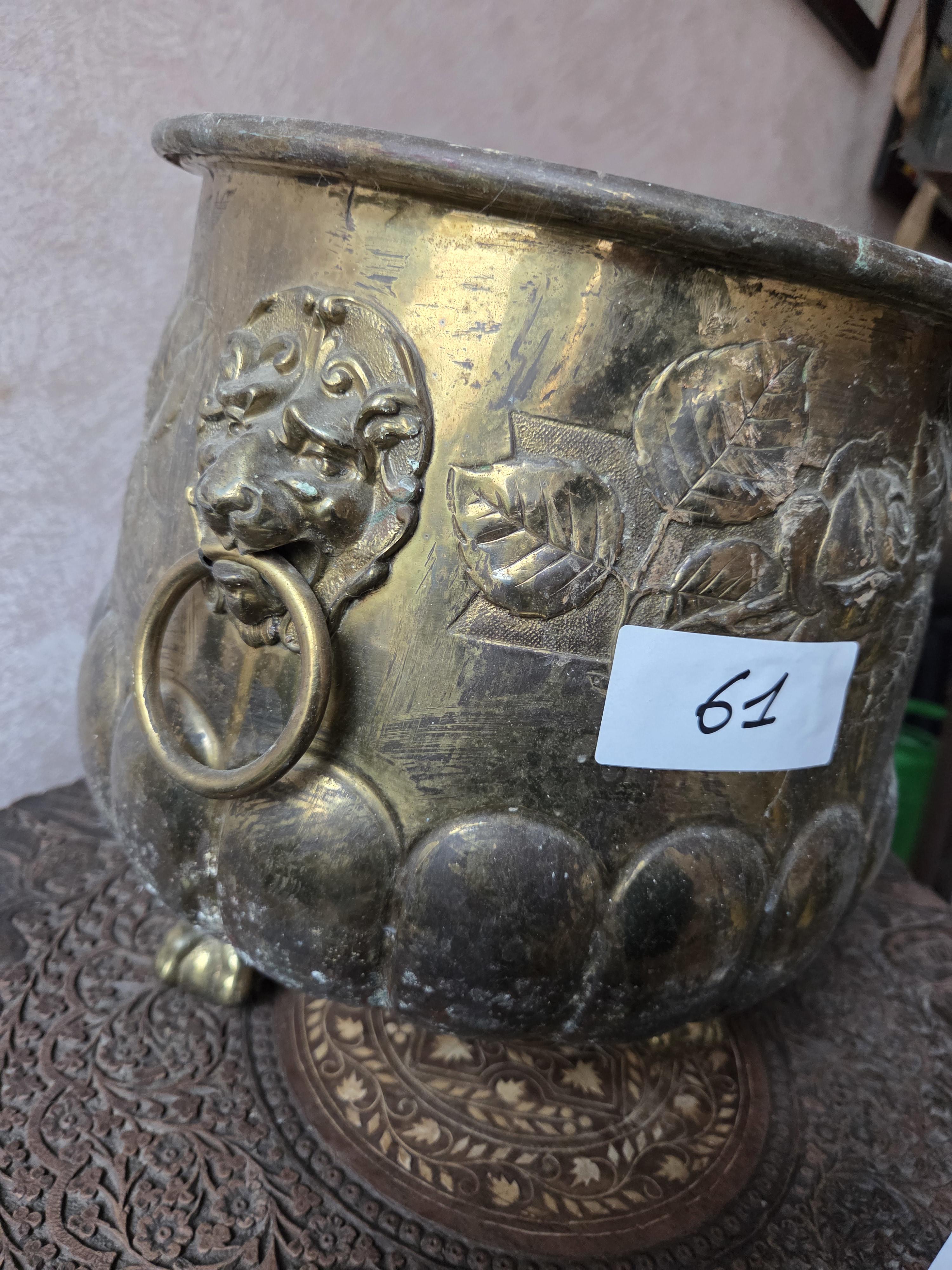 Grote ronde bloempot / cache-pot met rozenreliëf en leeuwenkoppen met ringen als handvaten op klauwpootjes lot 61 – foto 3 – kavel bij Goeiendeal, Jette
